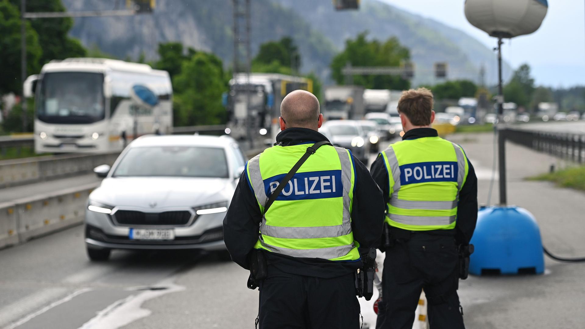 Zwei Grenzpolizisten an bei einer Grenzkontrolle am Grenzuebergang Kiefersfelden / Inntal Ost am 15.05.2025.