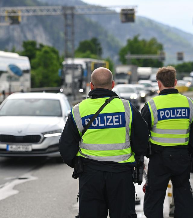 Zwei Grenzpolizisten an bei einer Grenzkontrolle am Grenzuebergang Kiefersfelden / Inntal Ost am 15.05.2025.