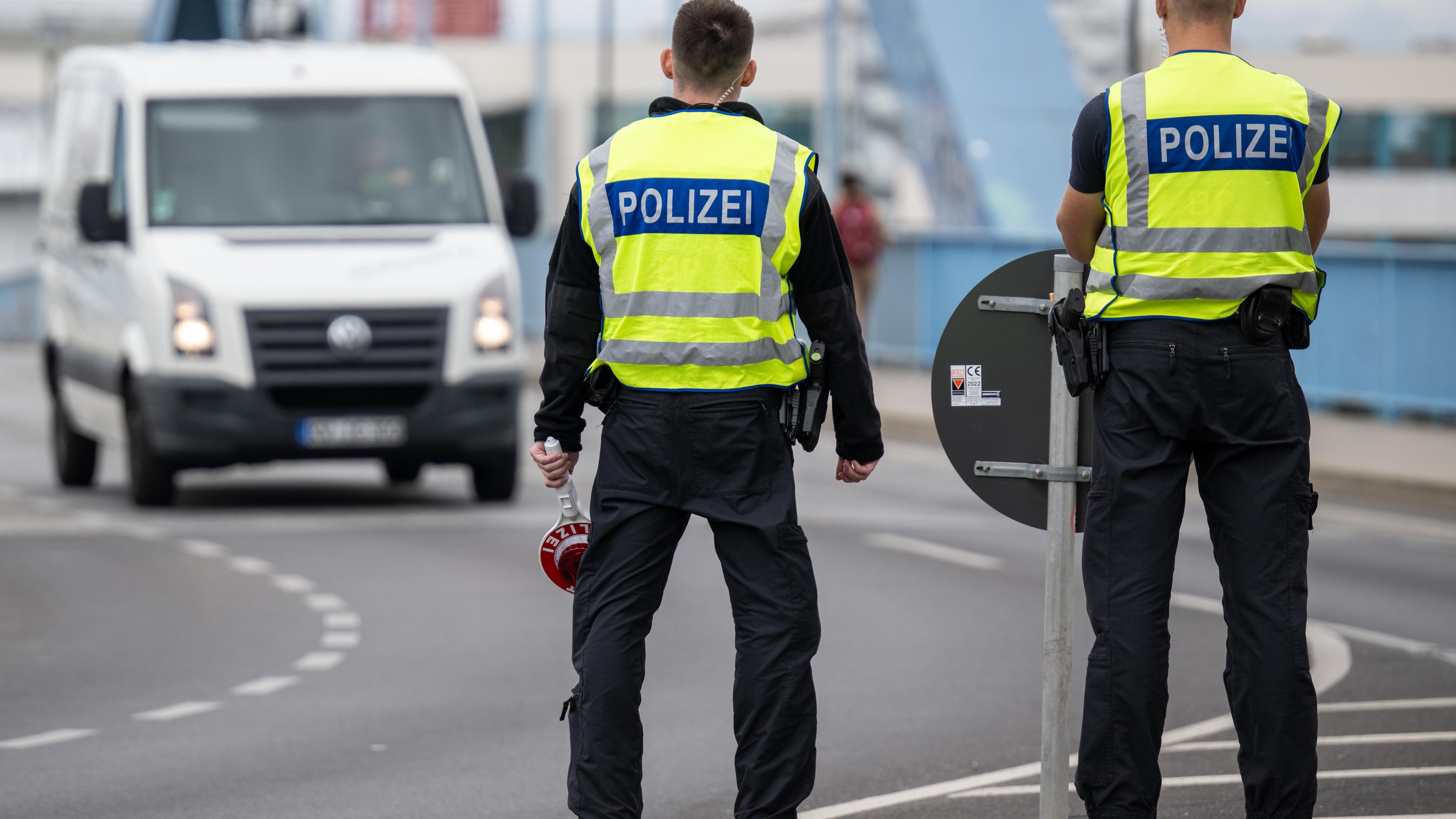 Zwei Polizisten stehen an der deutsch-polnischen Grenze.