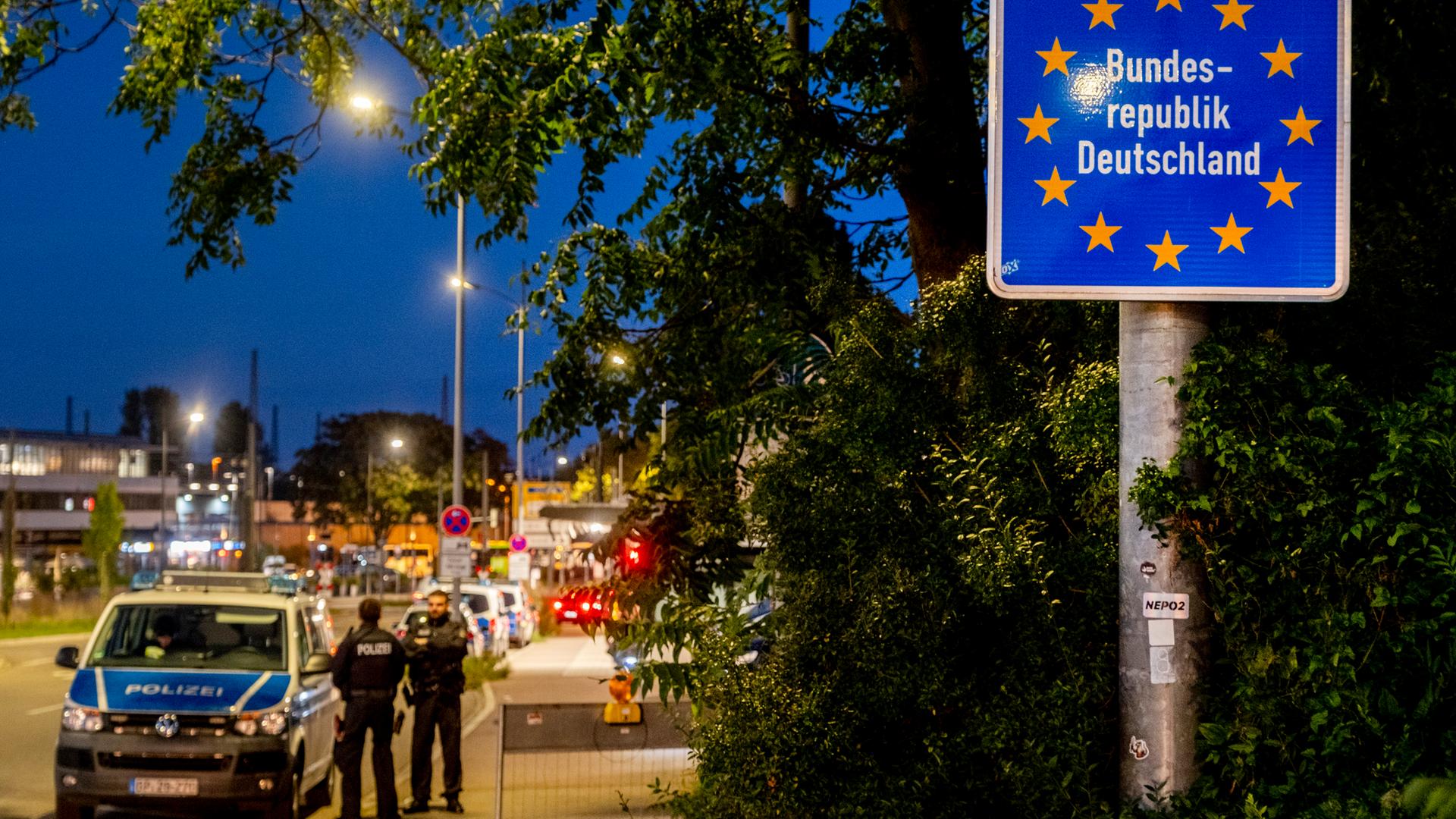 15.09.2024, Kehl: Deutsche Polizeibeamte stehen an der Grenze zwischen Deutschland und Frankreich.