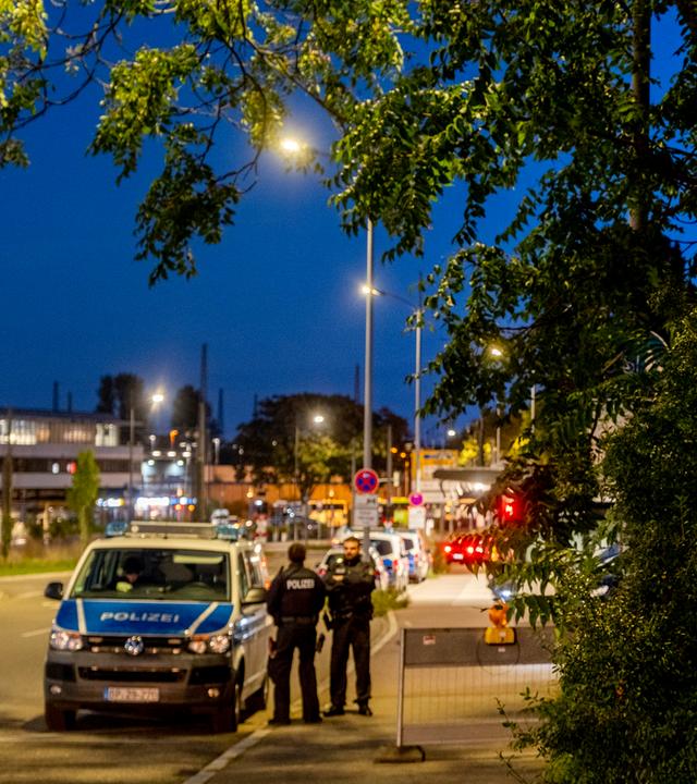 15.09.2024, Kehl: Deutsche Polizeibeamte stehen an der Grenze zwischen Deutschland und Frankreich.