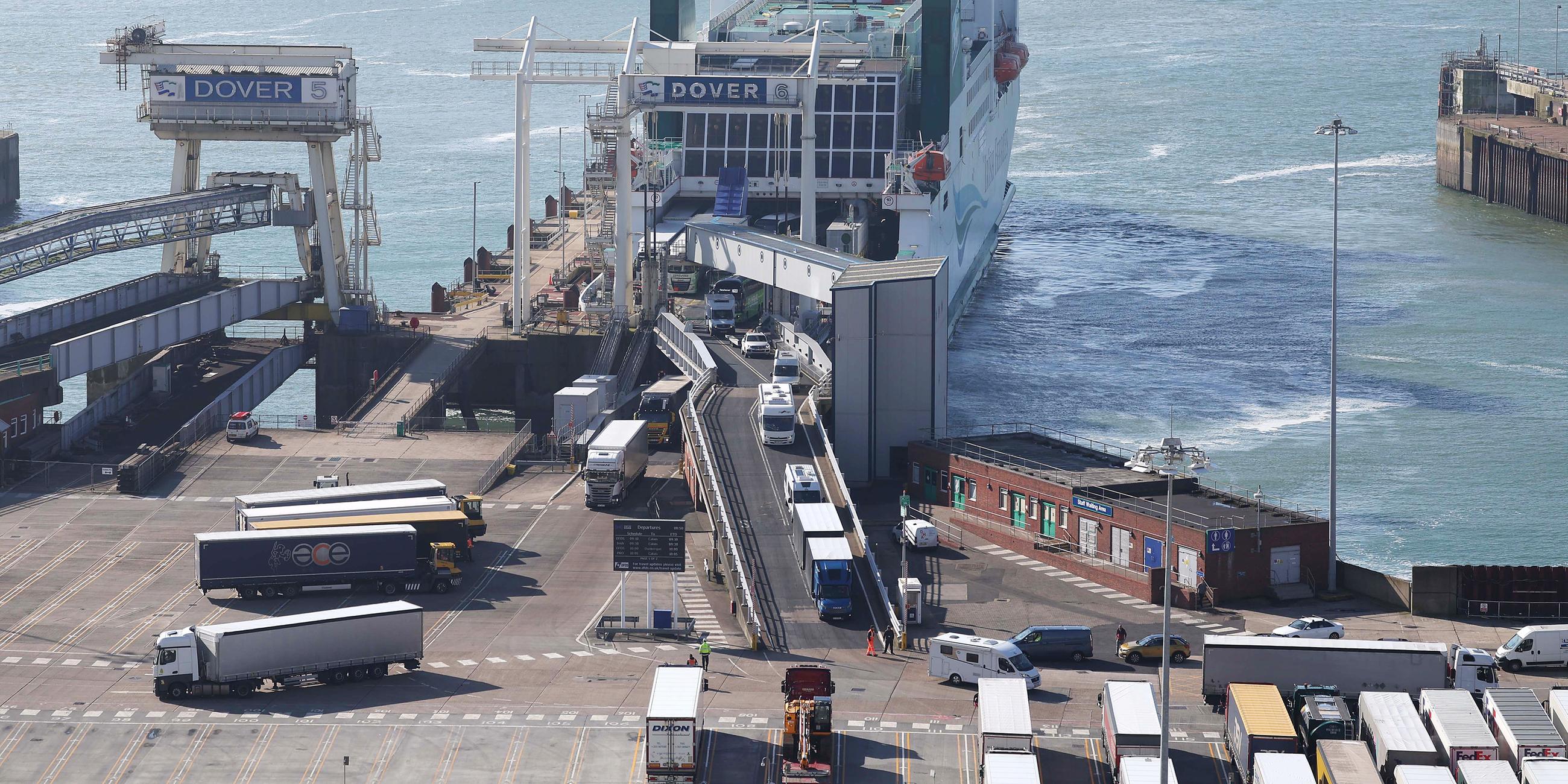 Lastwagen verlassen eine Fähre im Hafen von Dover (Großbritannien), aufgenommen am 29.04.2024 
