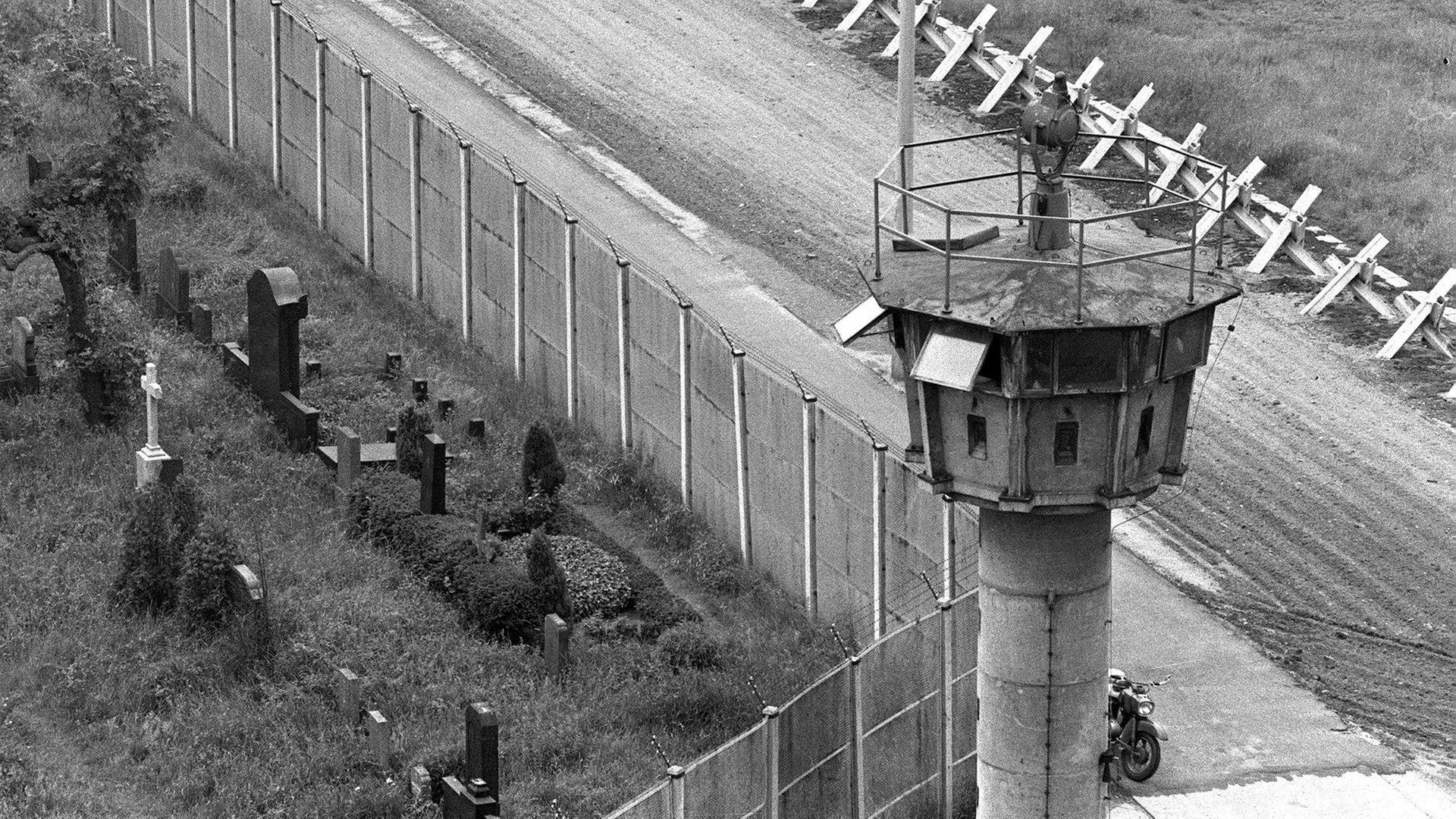 Ein Wachturm an der Berliner Mauer