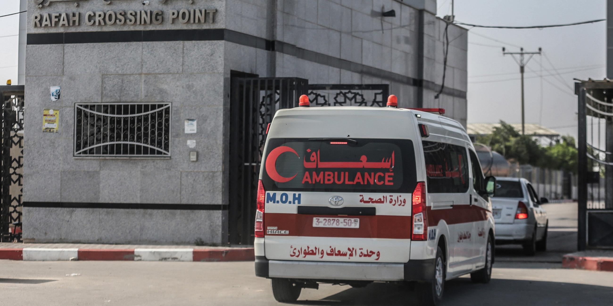 Ein palästinensischer Krankenwagen überquert am 01.11.2023 den Grenzübergang zwischen Gaza und Ägypten.