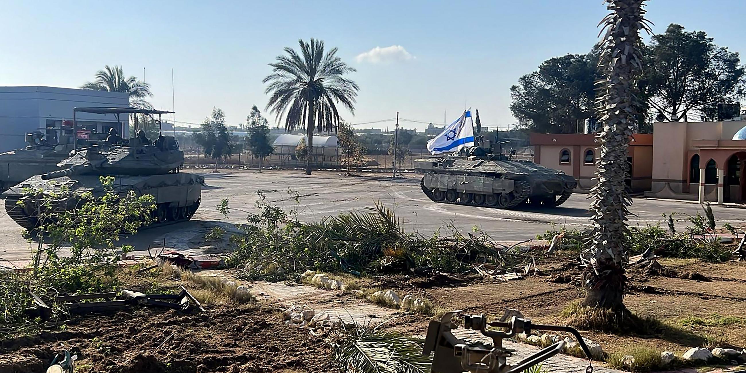 Die Kampfpanzer der 401. Brigade, die in die palästinensische Seite des Grenzübergangs Rafah zwischen Gaza und Ägypten im südlichen Gazastreifen eindringen, aufgenommen am 07.05.2024