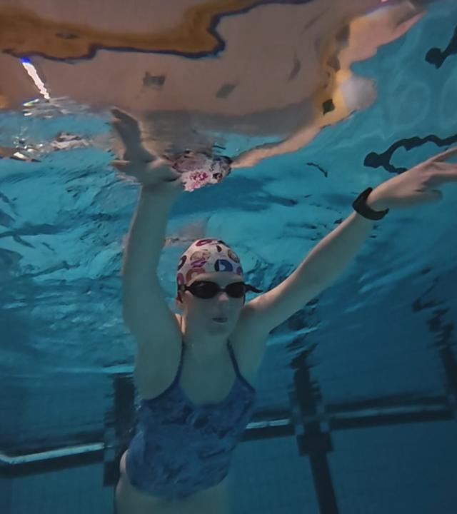 Mädchen im Wasser am Schwimmen