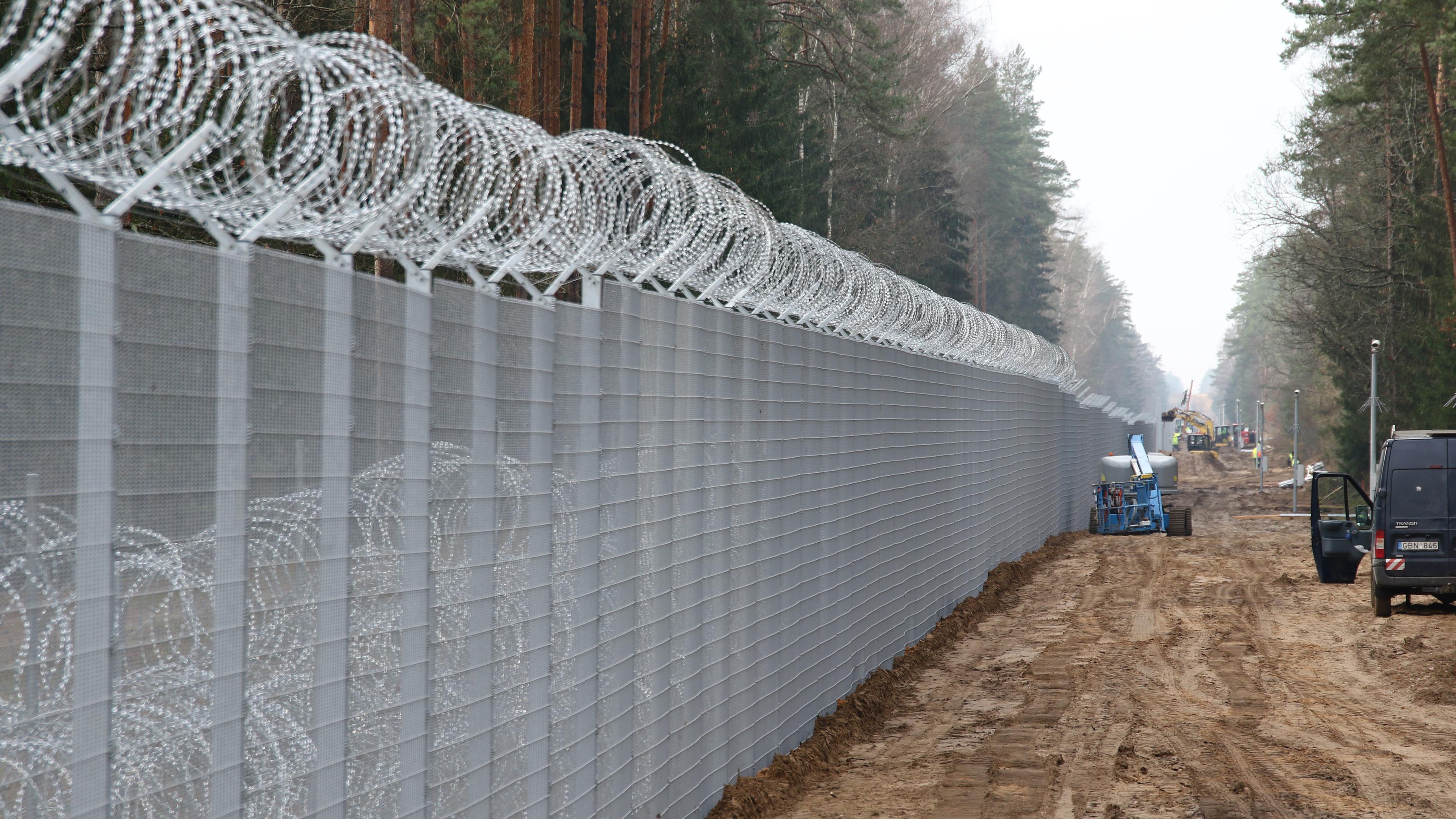 Grenzzaun mit Stacheldraht an der litauisch-belarussischen Grenze