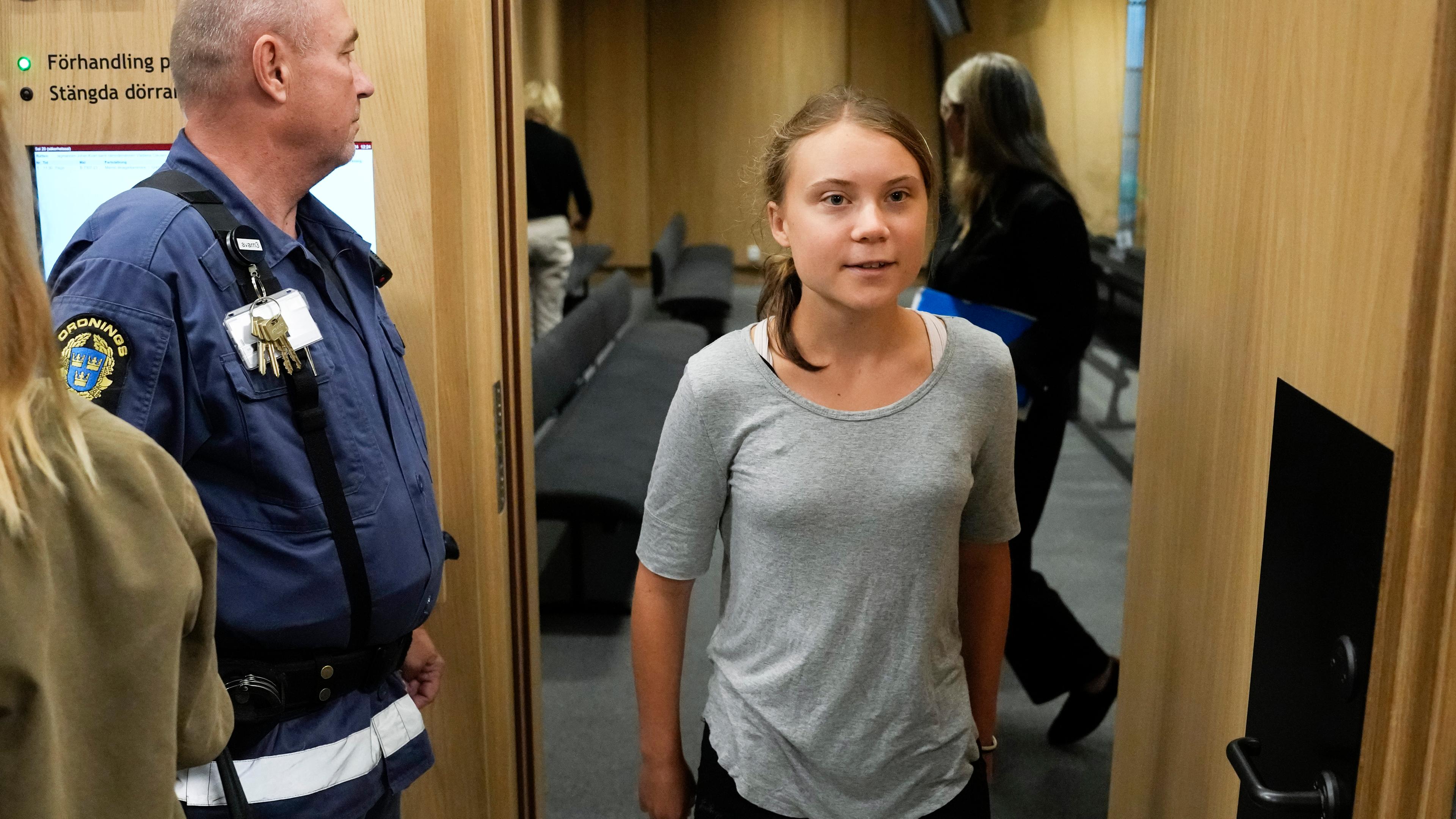 Schwedische Klimaaktivistin Greta Thunberg verlässt das Gericht in Malmo