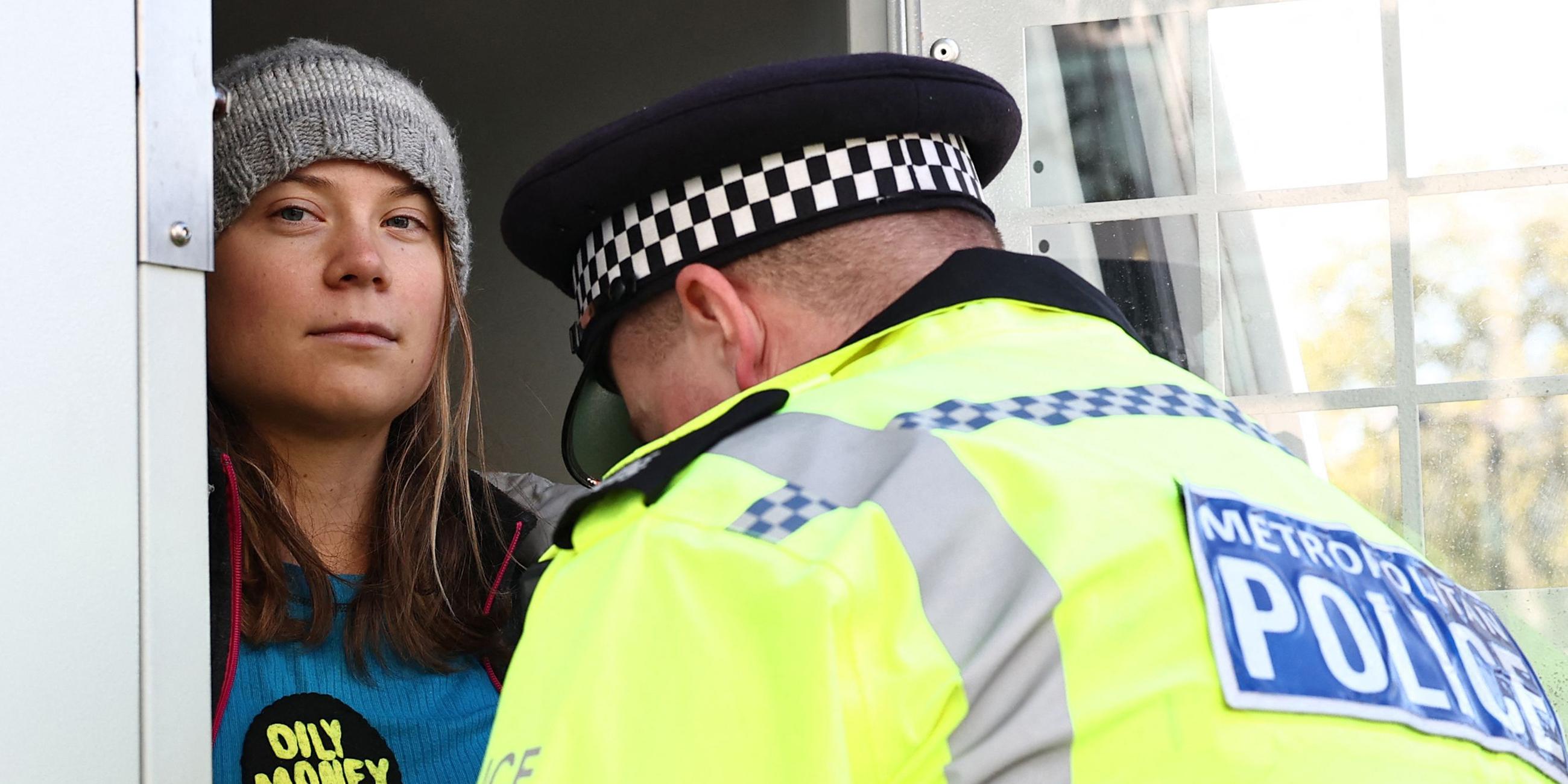 Die schwedische Klimaaktivistin Greta Thunberg schaut aus einem Polizeiwagen, nachdem sie vor dem InterContinental London Park Lane in London festgenommen wurde. (17.10.2023)