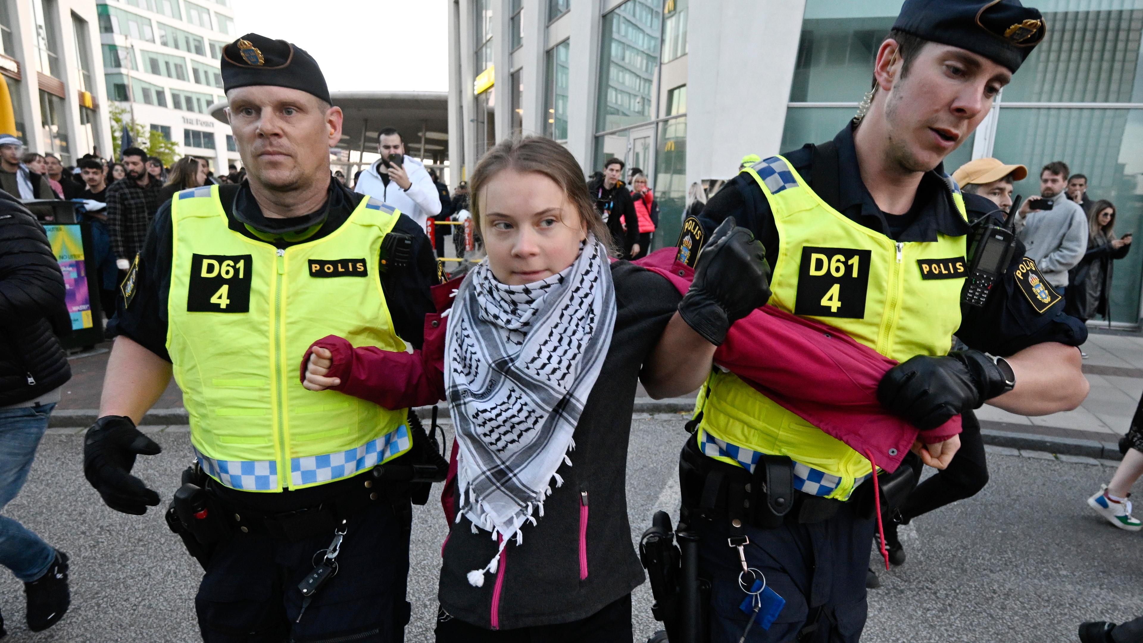 Klimaschutzaktivistin Greta Thunberg wird bei einem Protest in Malmö von Polizisten abgeführt.