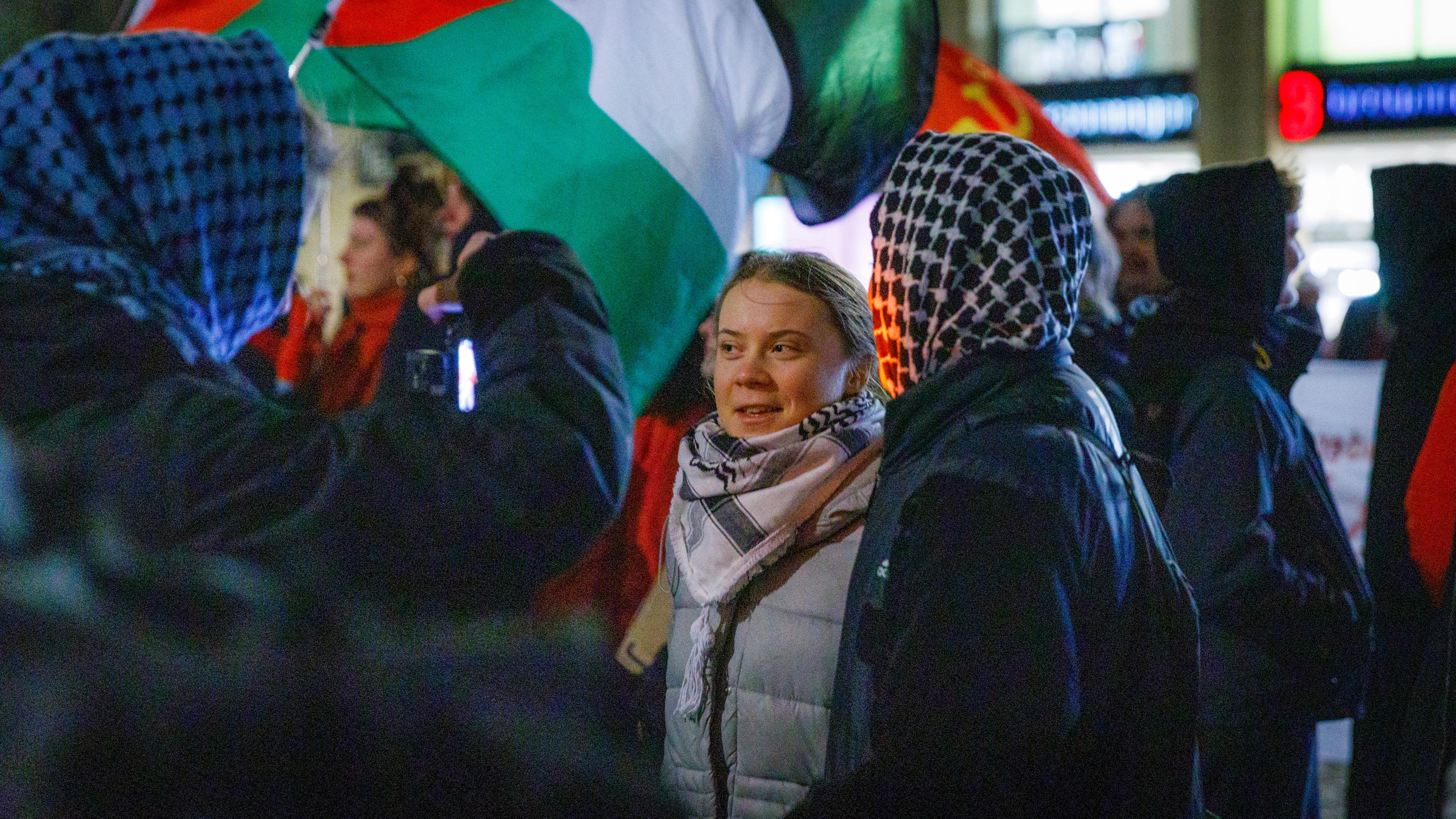 Sachsen, Leipzig: Die schwedische Klimaaktivistin Greta Thunberg nimmt an einer pro-palästinensischen Demonstration in Leipzig teil.