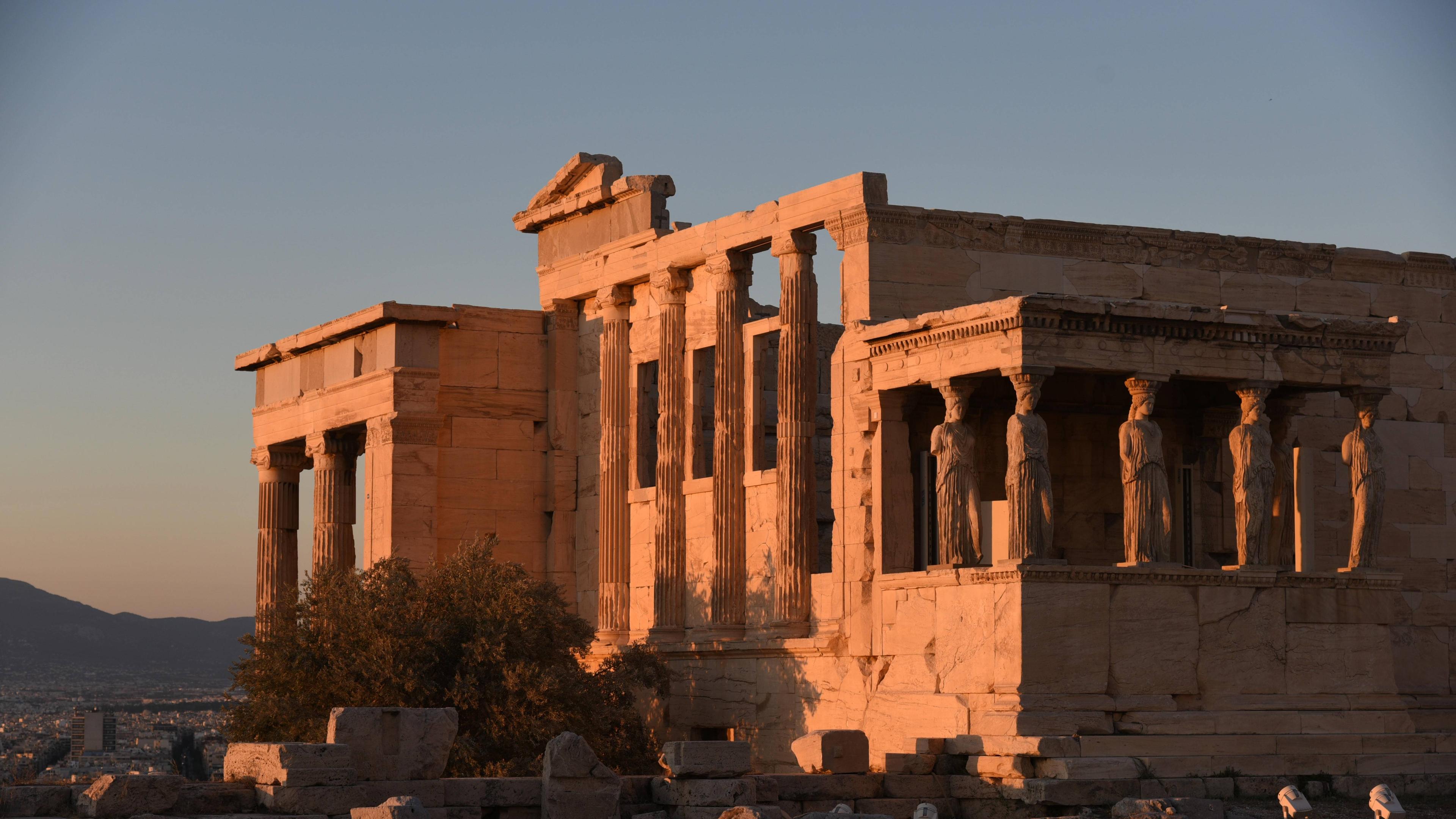 Nordseite der Akropolis in Athen bei Sonnenuntergang.