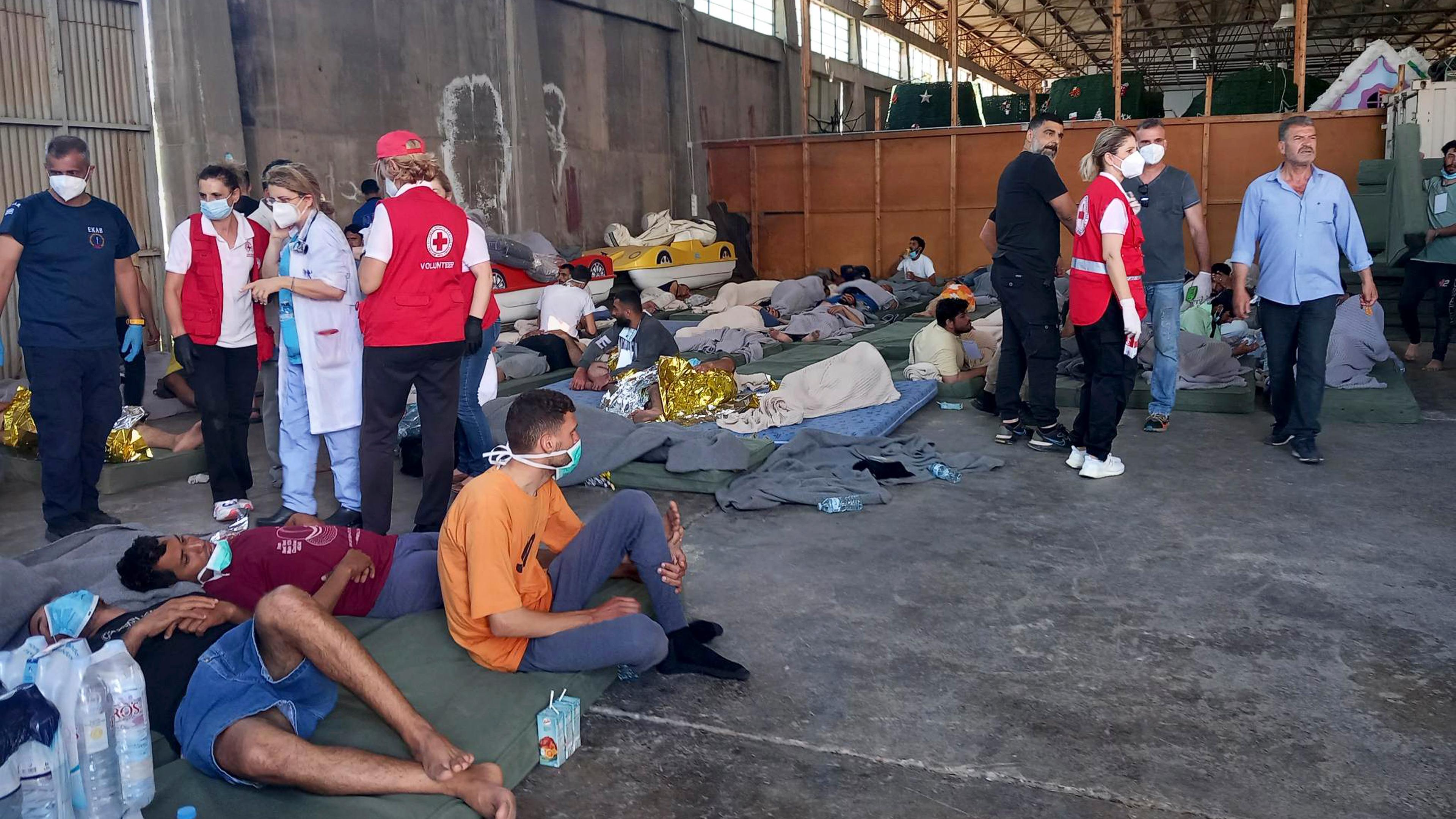 Bei einem Bootsunglück vor der Küste Griechenlands starben mindestens 59 Migranten. Mit weiteren Opfern wird gerechnet. Der Grund für das Kentern des Bootes ist bisher unklar.