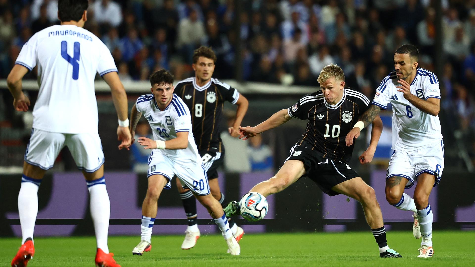 Jonathan Burkardt (Deutschland) und Dimitrios Kourbelis (Griechenland) kämpfen. 