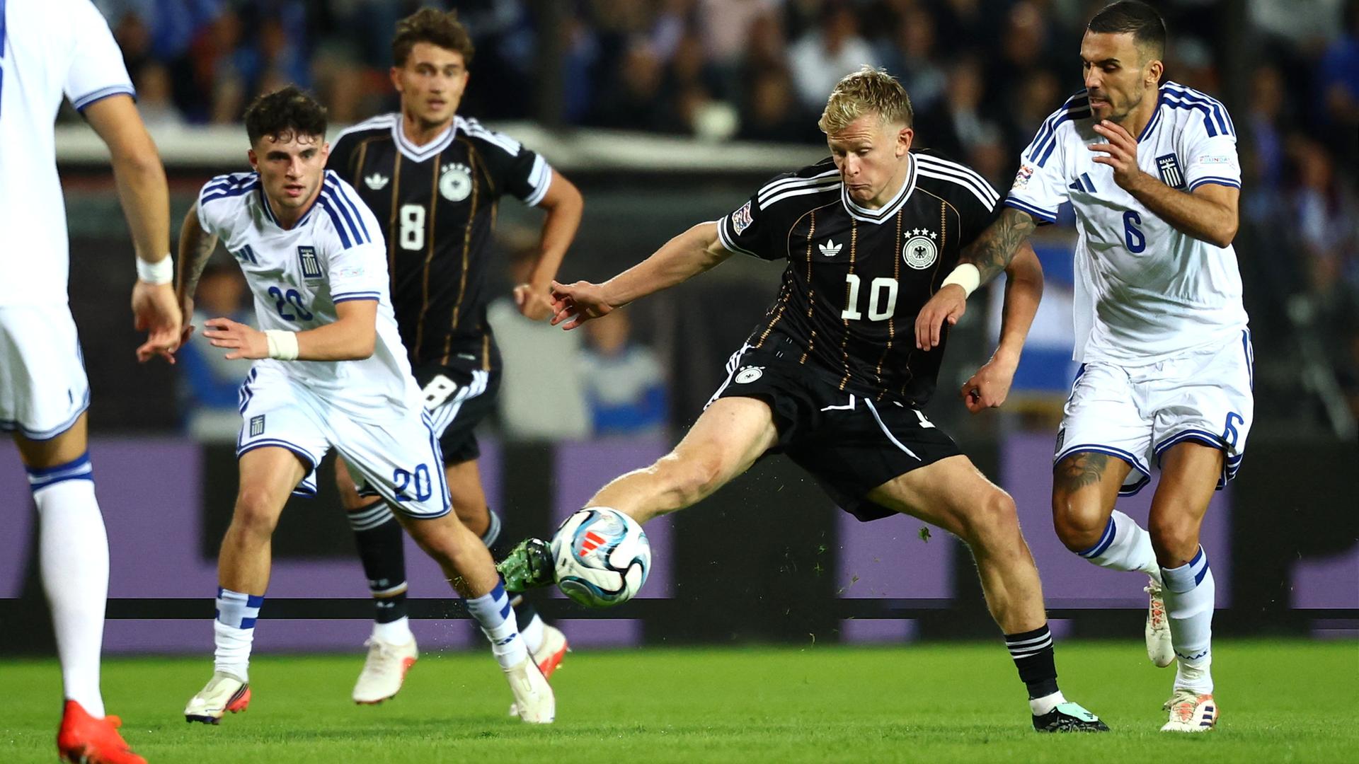 Jonathan Burkardt (Deutschland) und Dimitrios Kourbelis (Griechenland) kämpfen. 