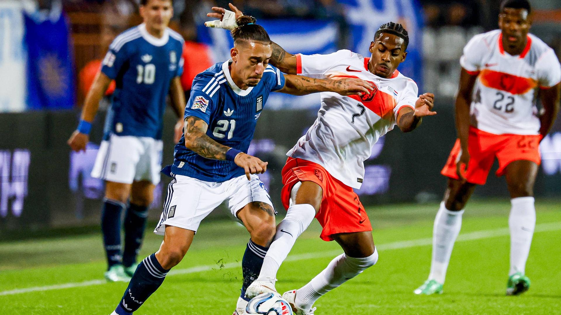 Kostas Tsimikas und Crysencio Summerville kämpfen im Nations League Spiel zwischen Griechenland und den Niederlanden um den Ball.