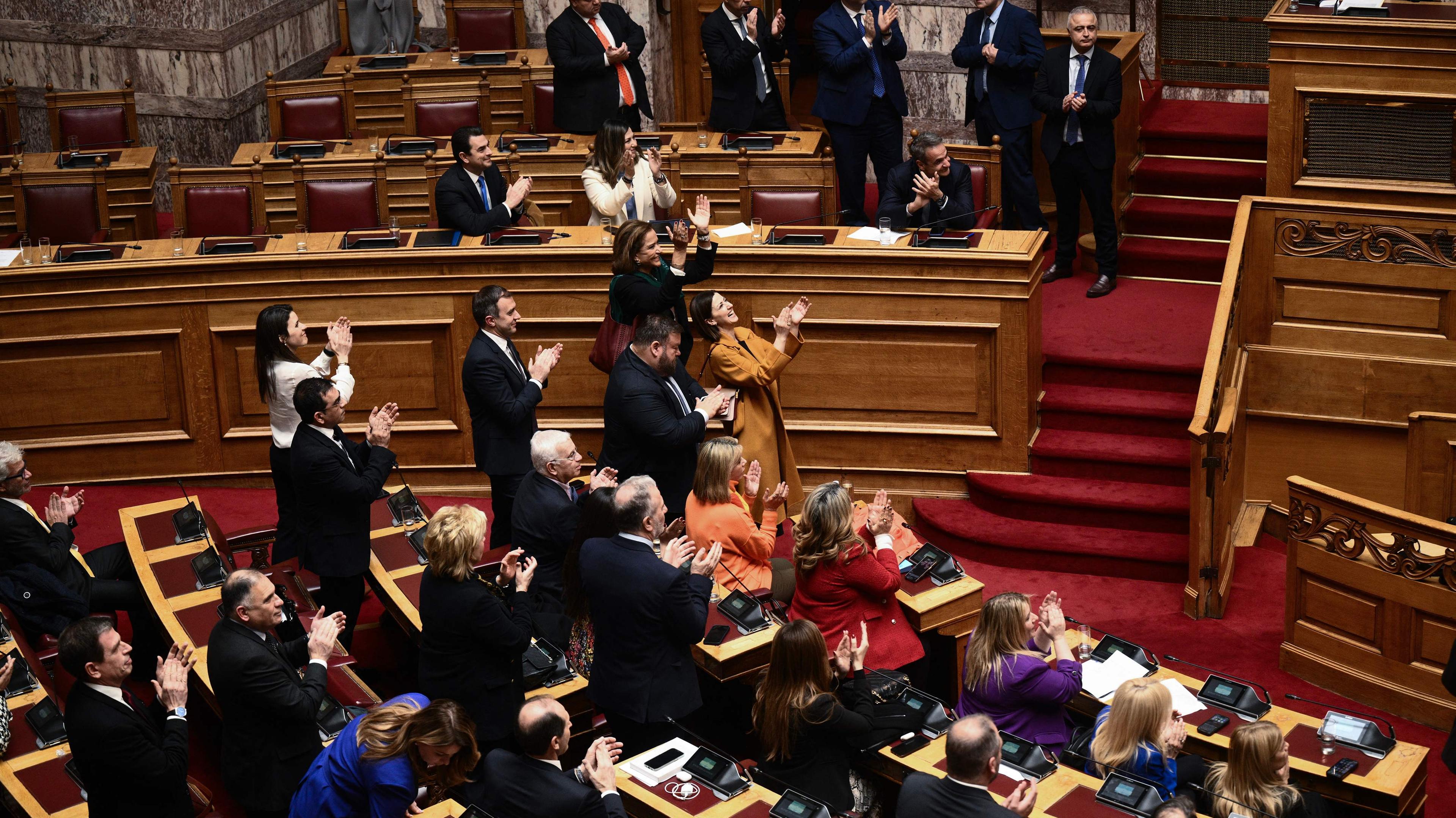 Mitglieder der griechischen Regierung applaudieren während der Parlamentsabstimmung über die gleichgeschlechtliche Ehe in Athen am 15. Februar 2024.
