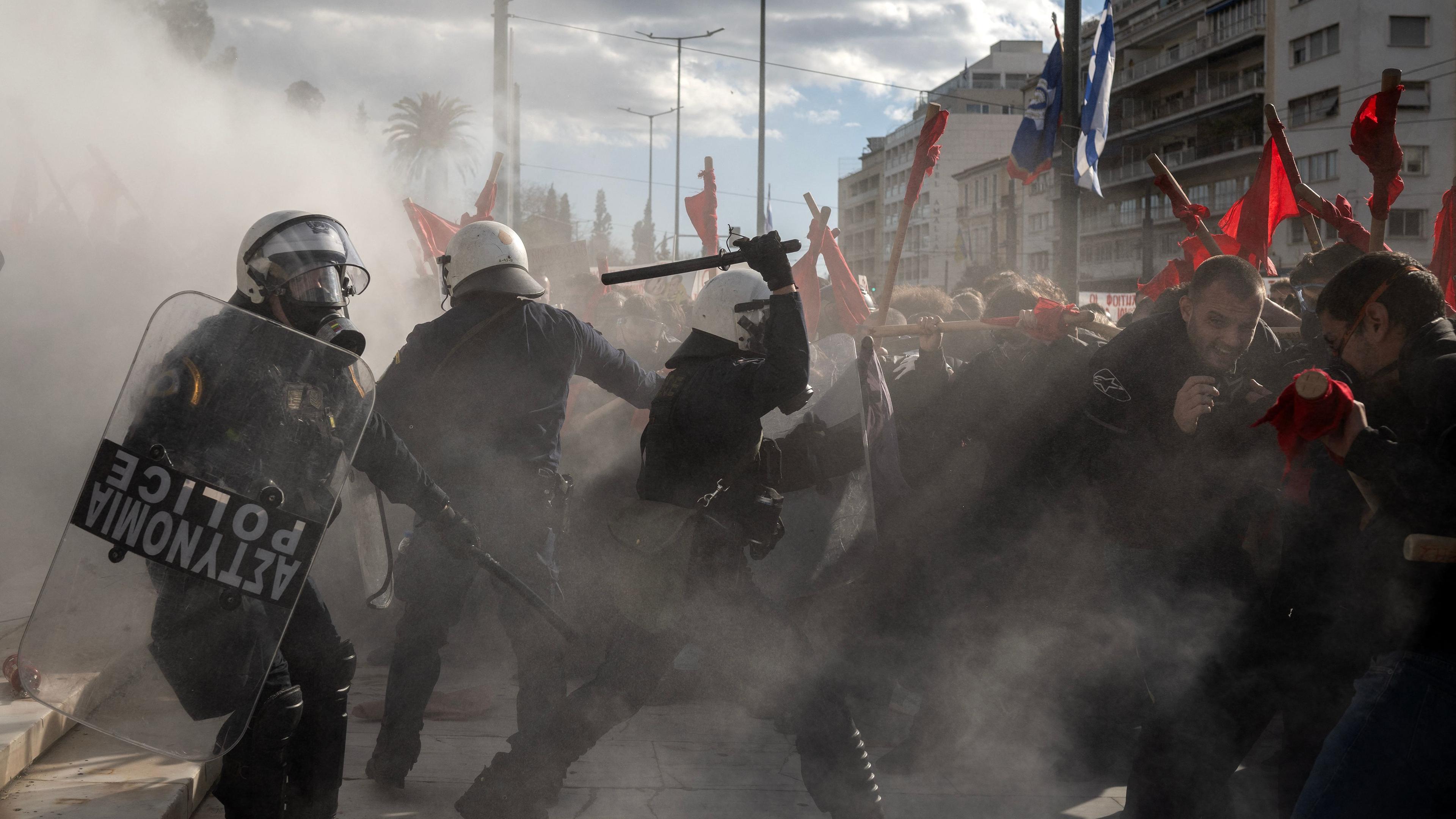Demonstranten liefern sich heftige Auseinandersetzungen mit der Polizei vor dem Parlament in Athen.