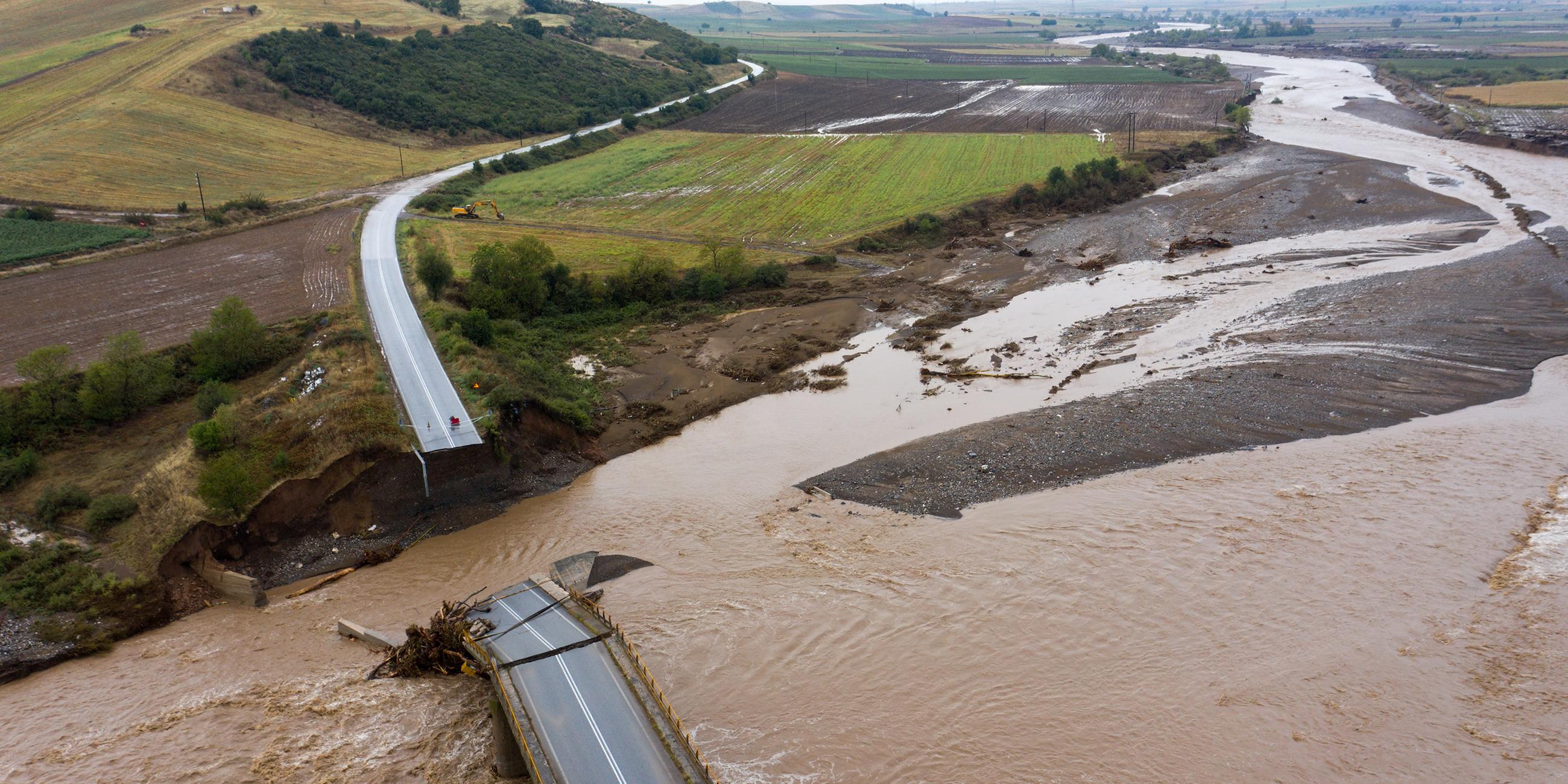 Griechenland, Karditsa: Blick auf eine von Hochwasser zerstörte Brücke