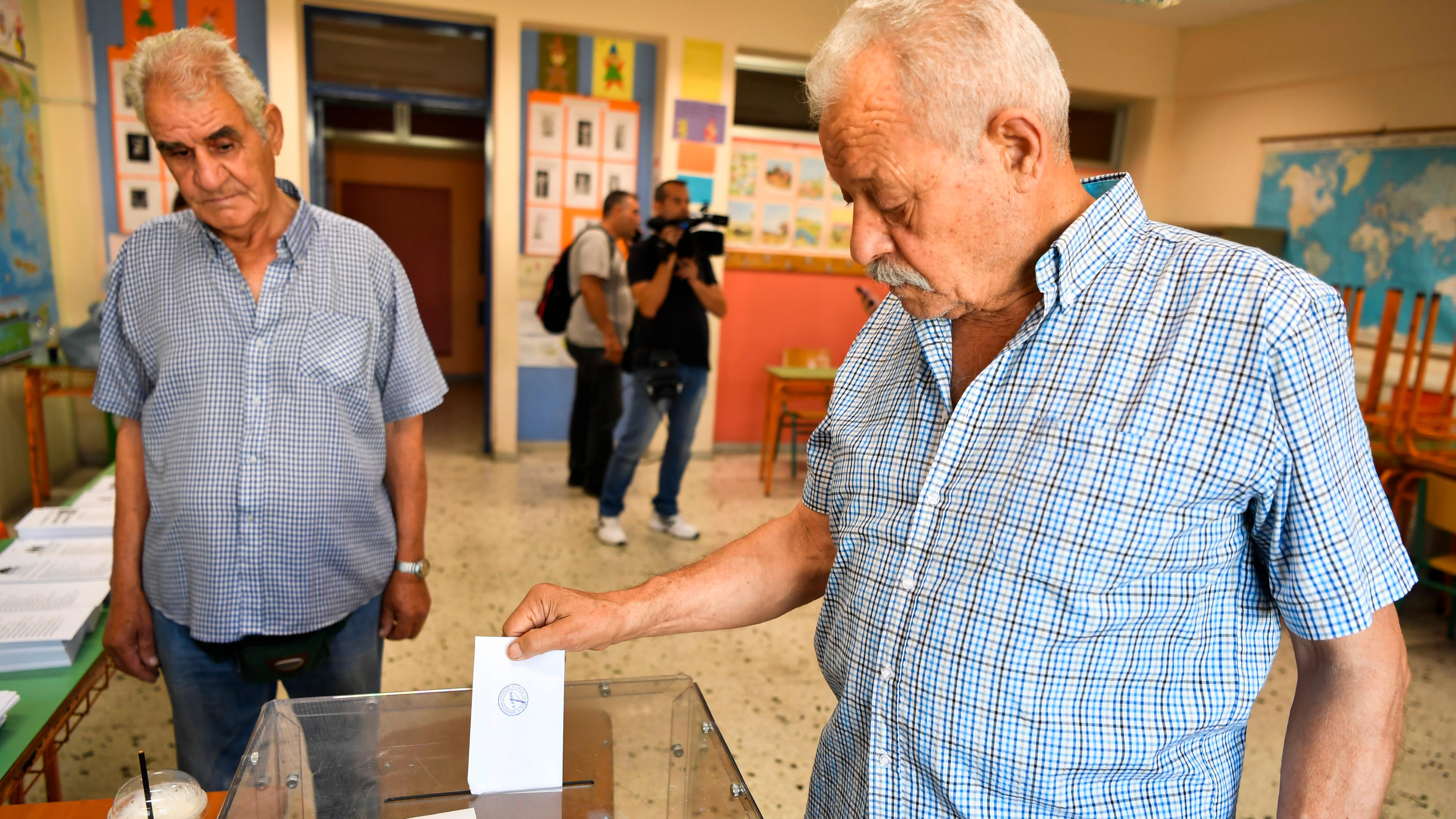 Parlamentswahlen in Griechenland. Ein Mann an der Wahlurne