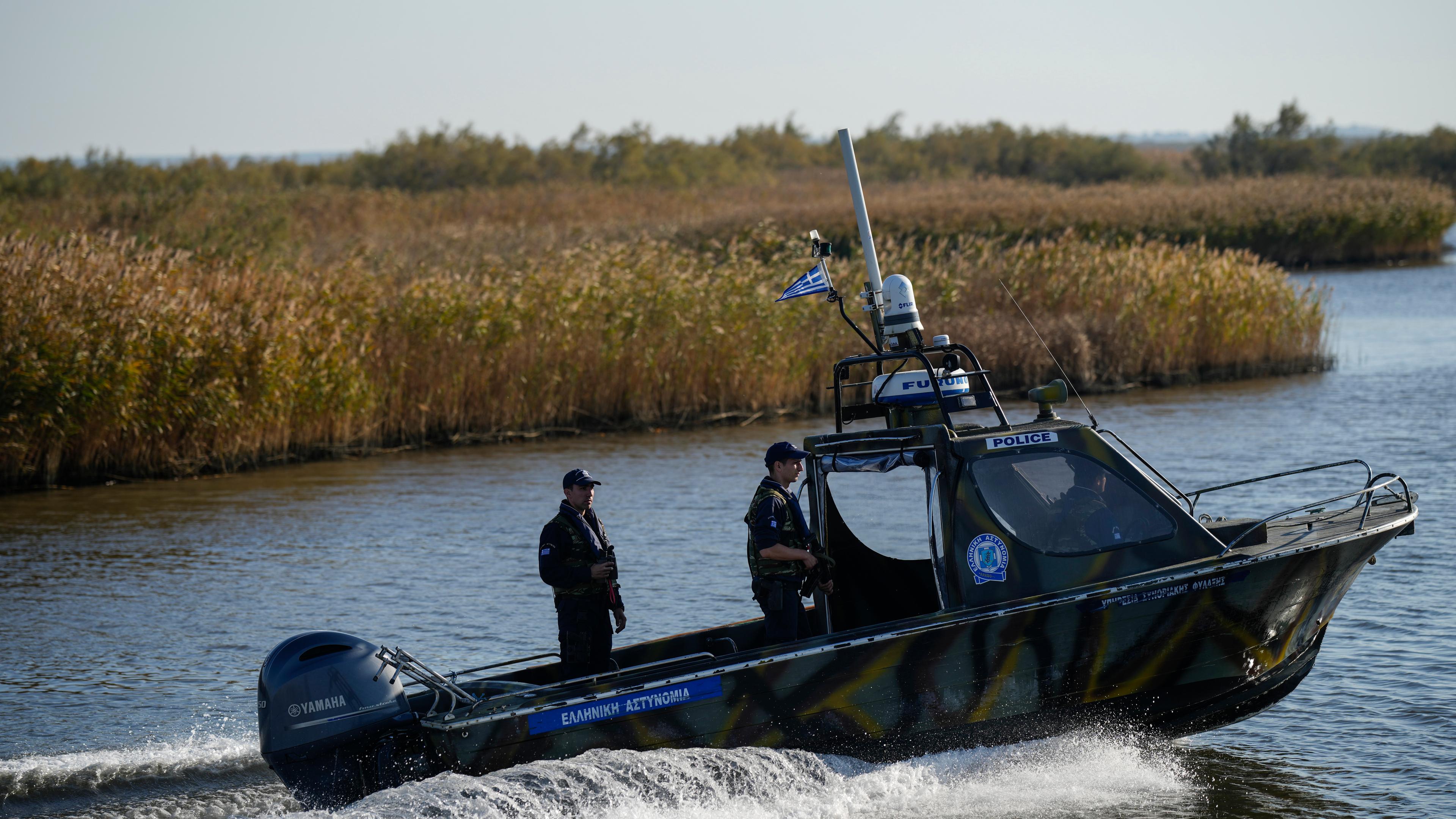 Grenzschutzbeamte der Polizei auf einer Bootspatrouille entlang des Flusses Evros