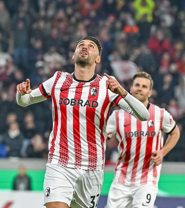 DFB-Pokal: Freiburgs Vincenzo Grifo schaut nach seinem Treffer gegen Darmstadt beim Jubel nach oben zum Himmel.