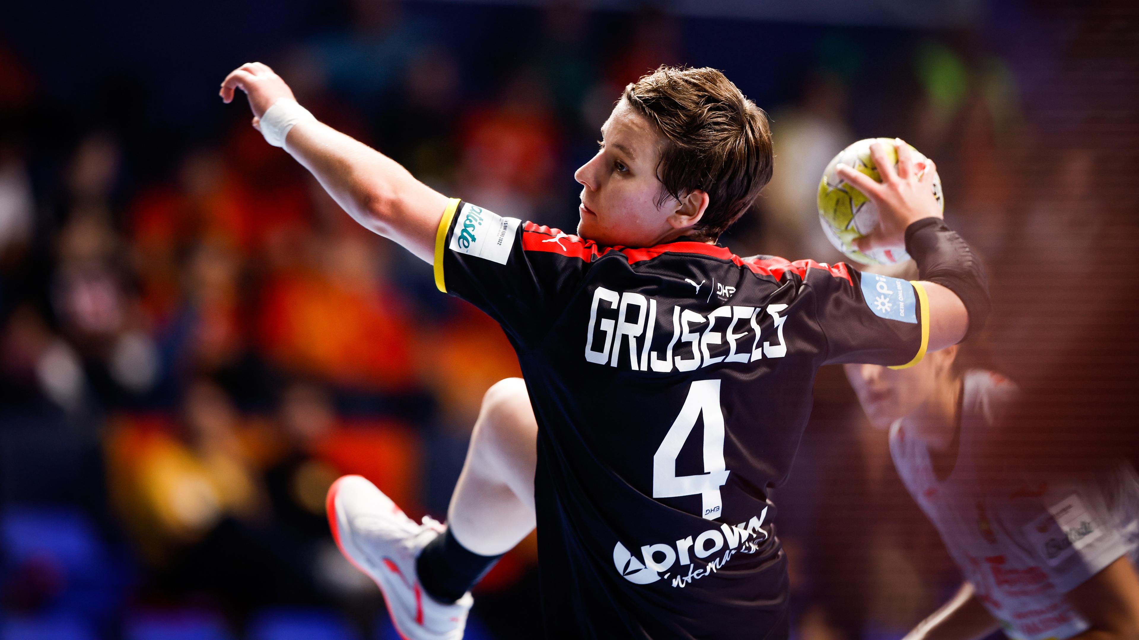 Handball-EM der Frauen: Im Spiel Deutschland - Spanien wirft Alina Grijseels aufs spanische Tor. 