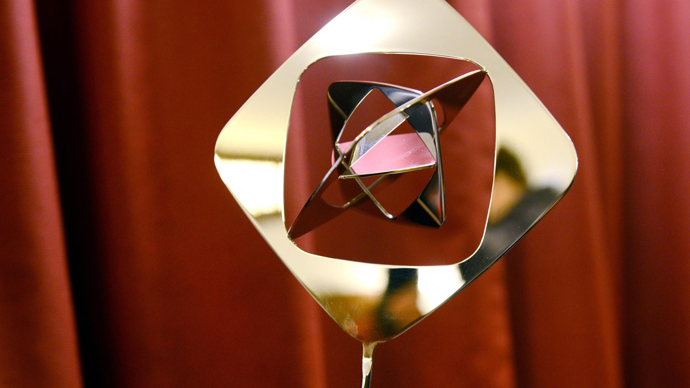 Der Grimmepreis vor einem roten Vorhang