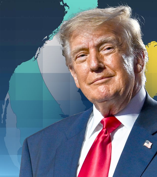 Trump vor Weltkarte auf der die USA und Dänemark farblich hervorgehoben sind.