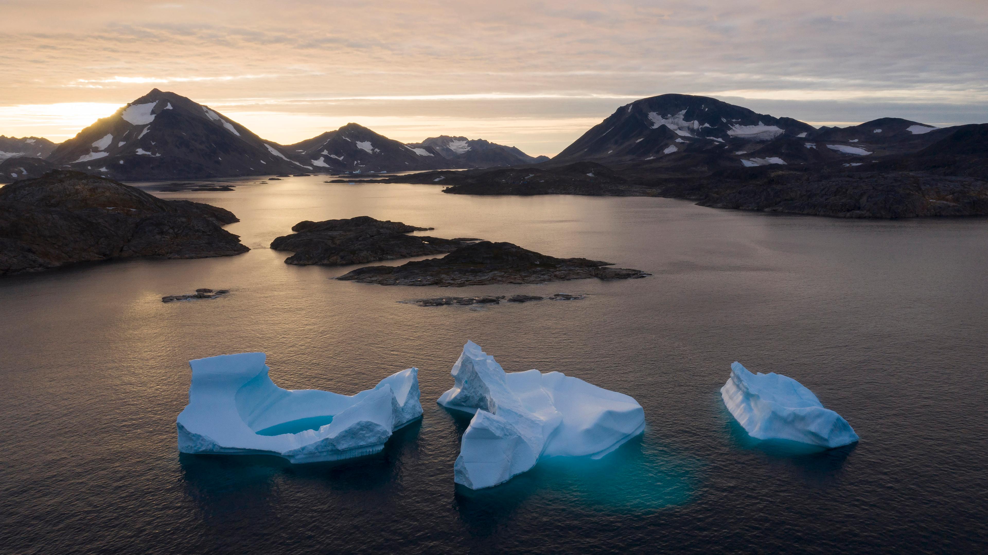 Große Eisberge treiben nahe Kulusuk, Grönland