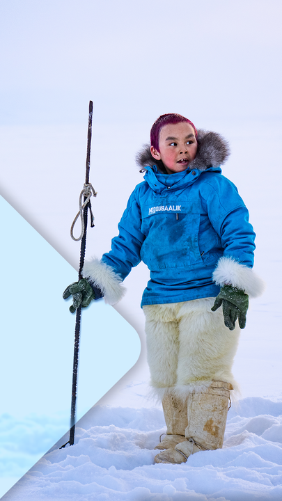 Junger Inuit im grönländischen Eis