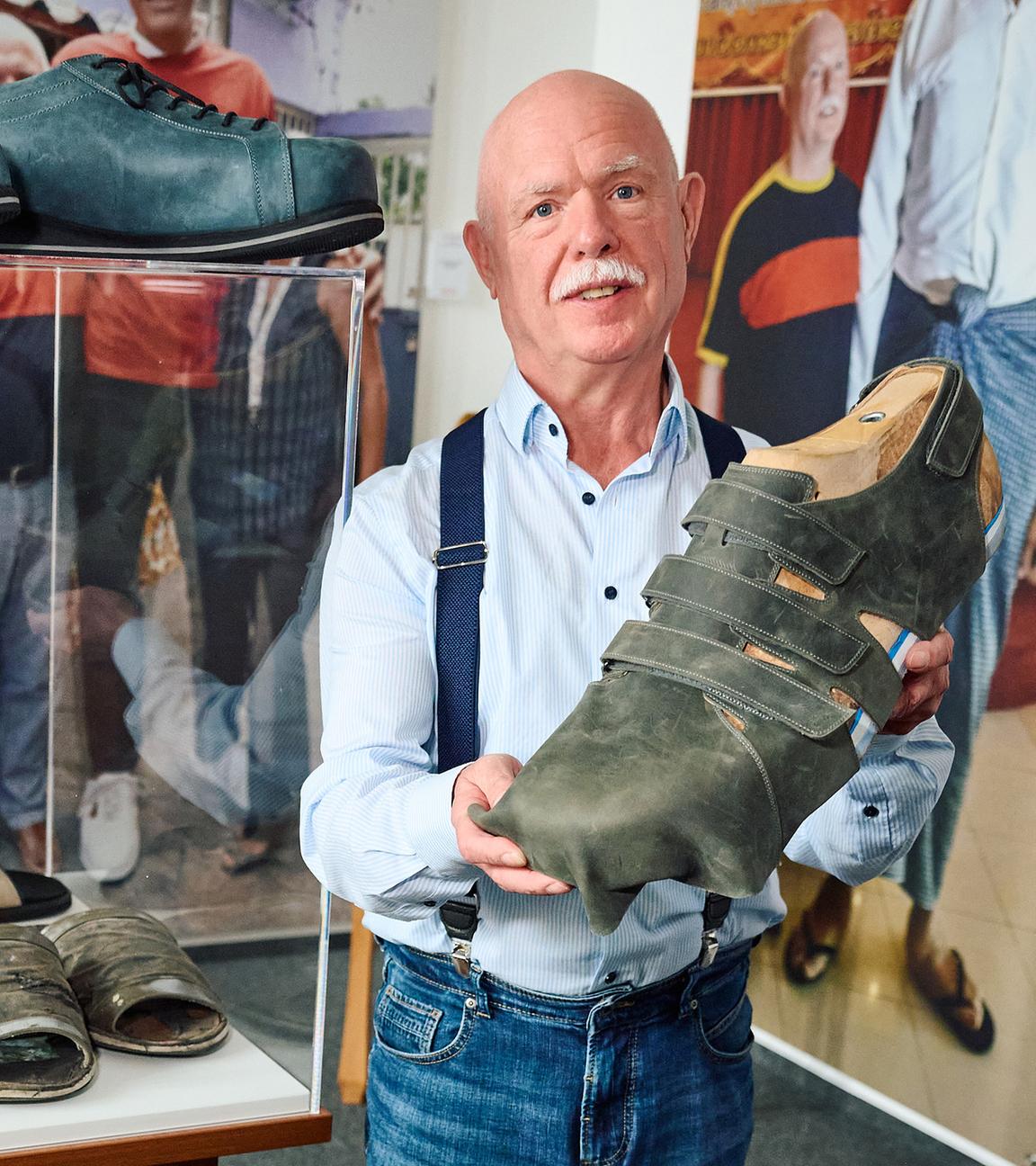 Schuhmacher Georg Wessels zeigt in seinem Geschäft die noch unfertigen neuen Schuhen für Jeison Rodriguez, aufgenommen aM 11.04.2024