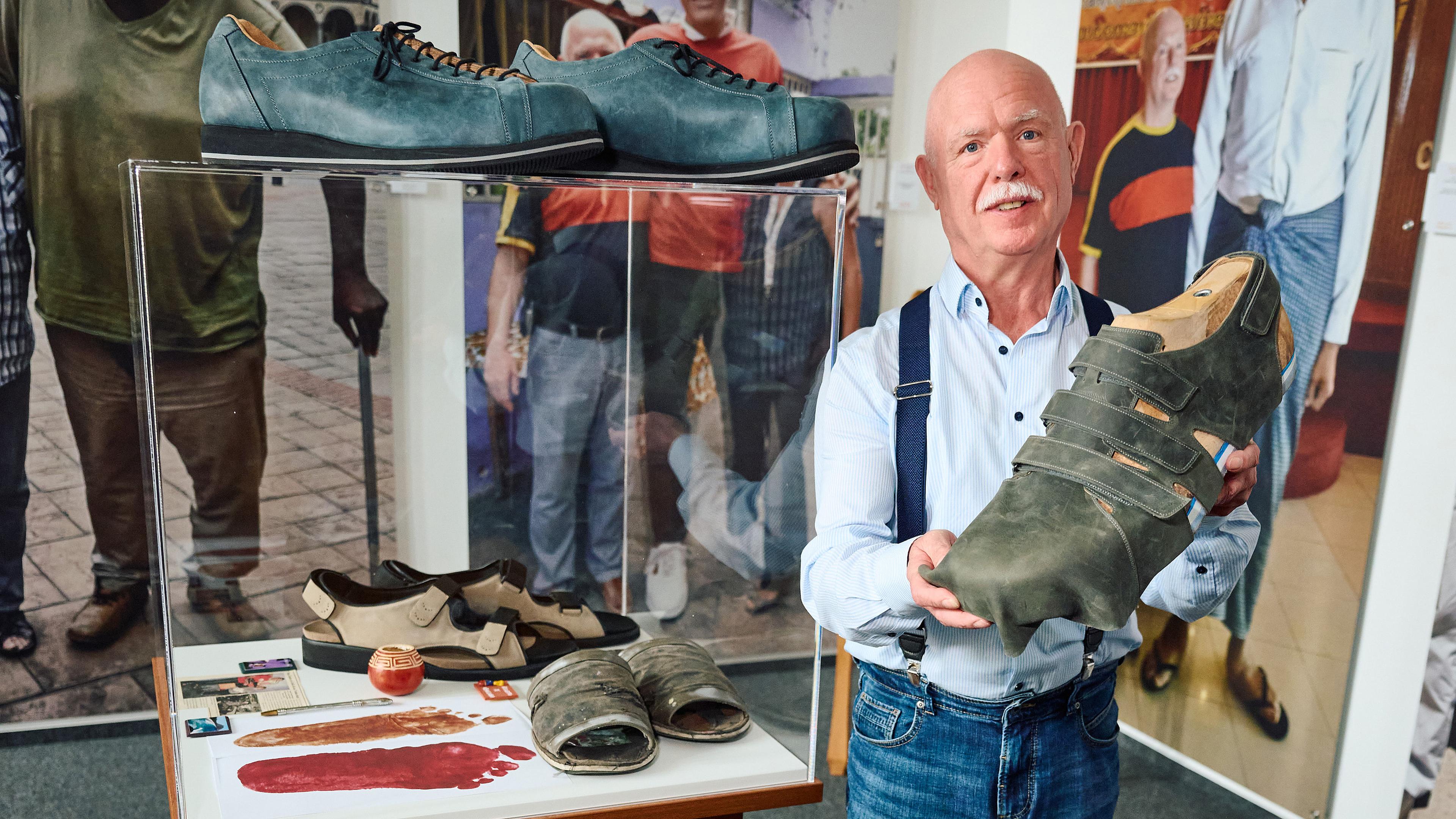 Schuhmacher Georg Wessels zeigt in seinem Geschäft die noch unfertigen neuen Schuhen für Jeison Rodriguez, aufgenommen aM 11.04.2024