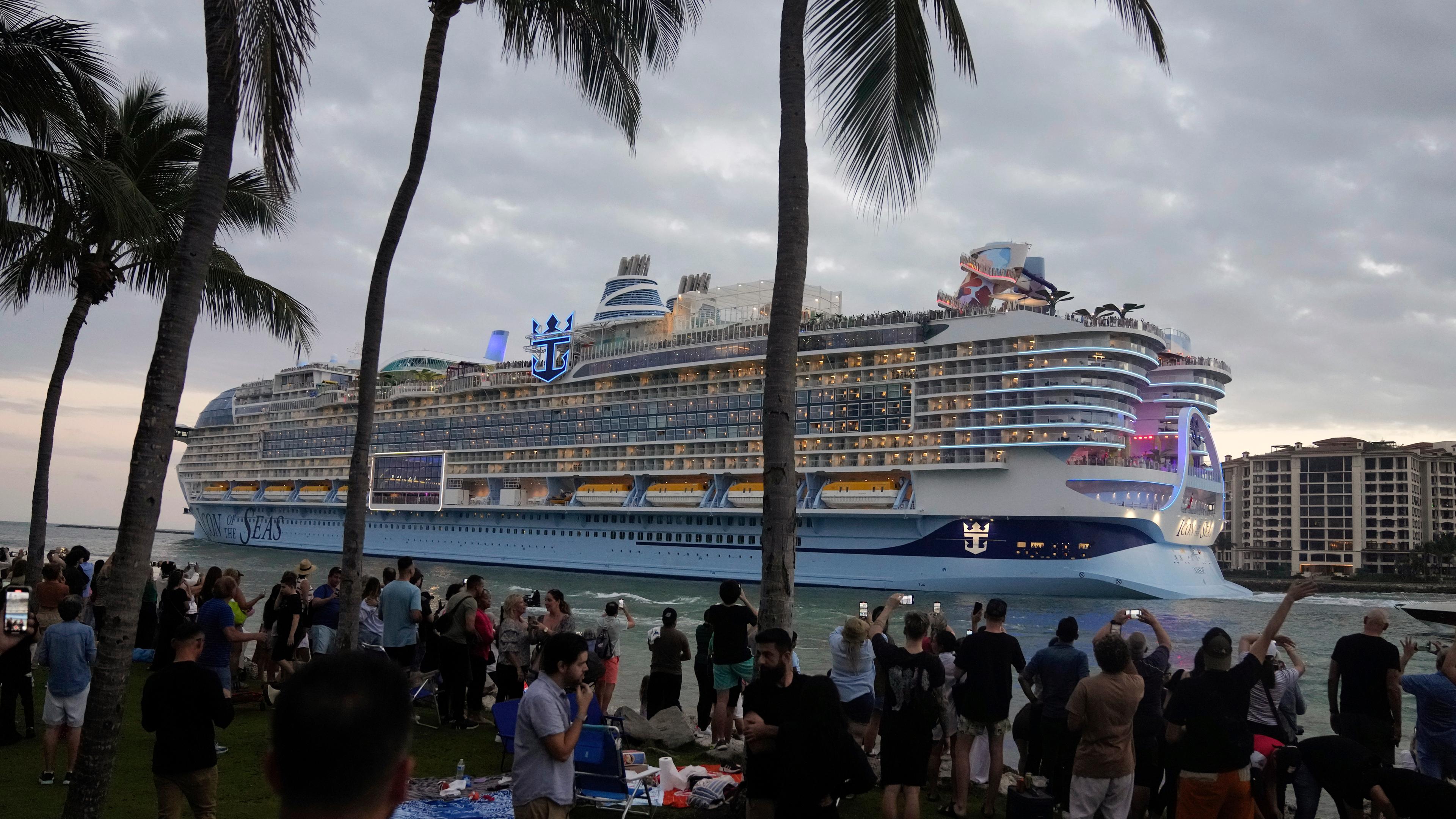 Archiv, 27.01.2024: Menschen filmen und winken vom South Pointe Park aus, während die Icon of the Seas, das größte Kreuzfahrtschiff der Welt, auf seiner ersten öffentlichen Kreuzfahrt aus PortMiami herausfährt, in Miami Beach, Florida.