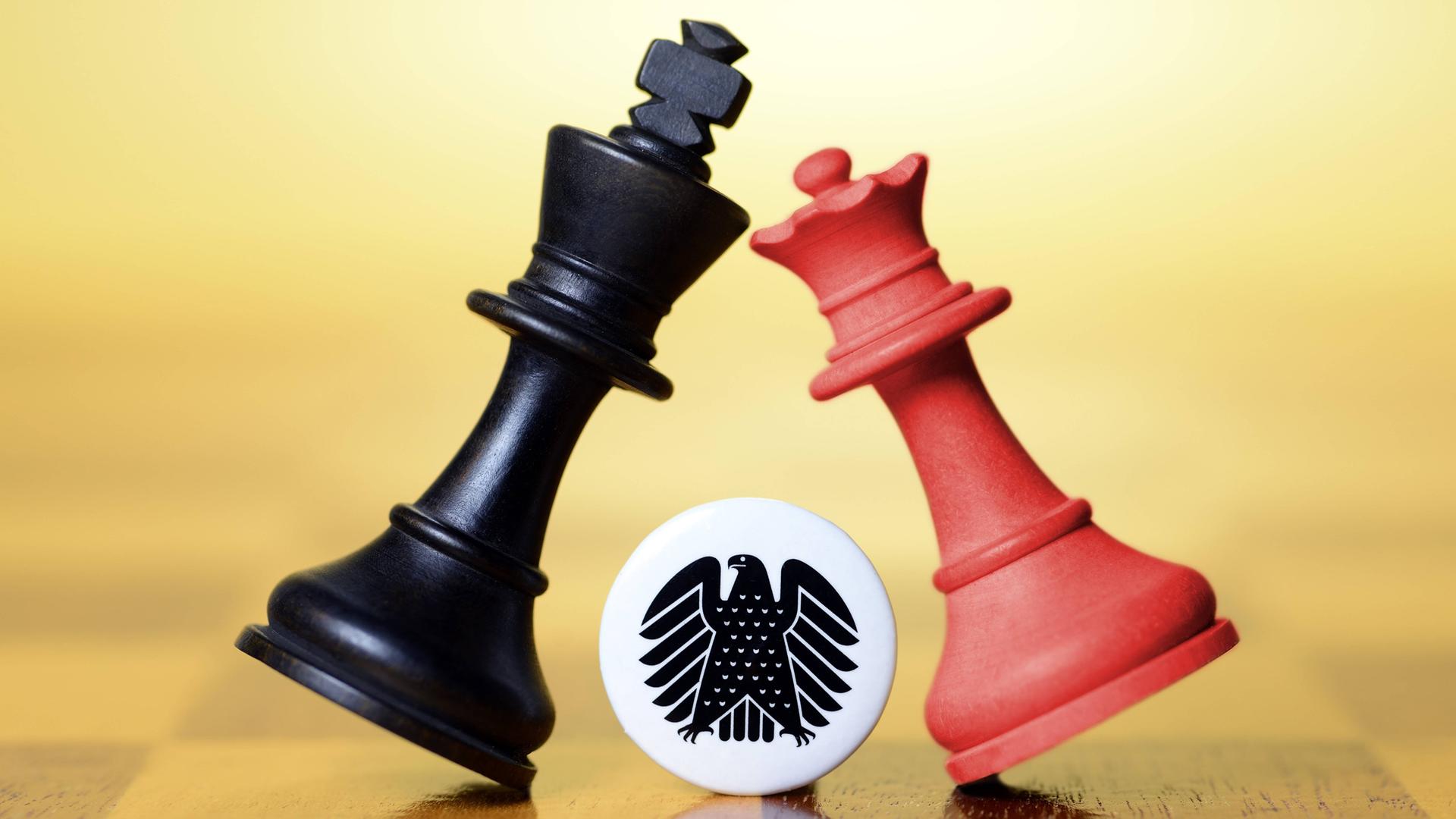 Schwarze und rote Schachfigur