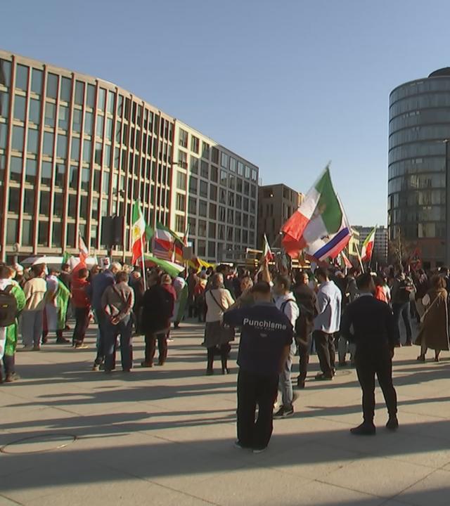 Demonstrierende auf Potsdamer Platz
