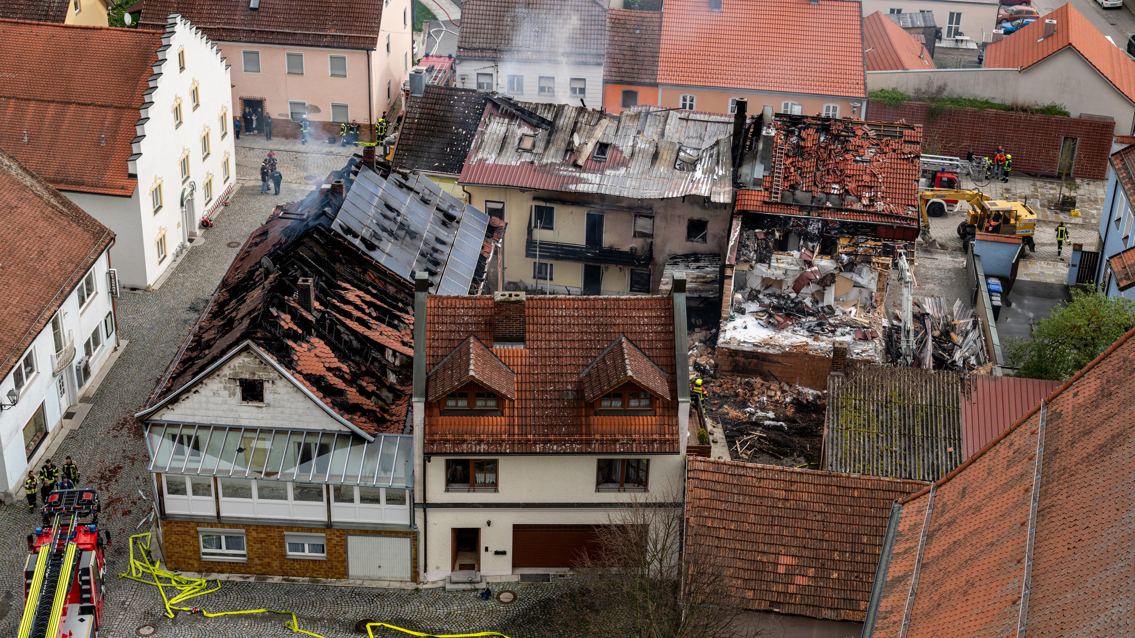 01.04.2024, Bayern, Hofkirchen: Völlig vom Feuer zerstörte Häuser sind im Ortskern zu sehen.
