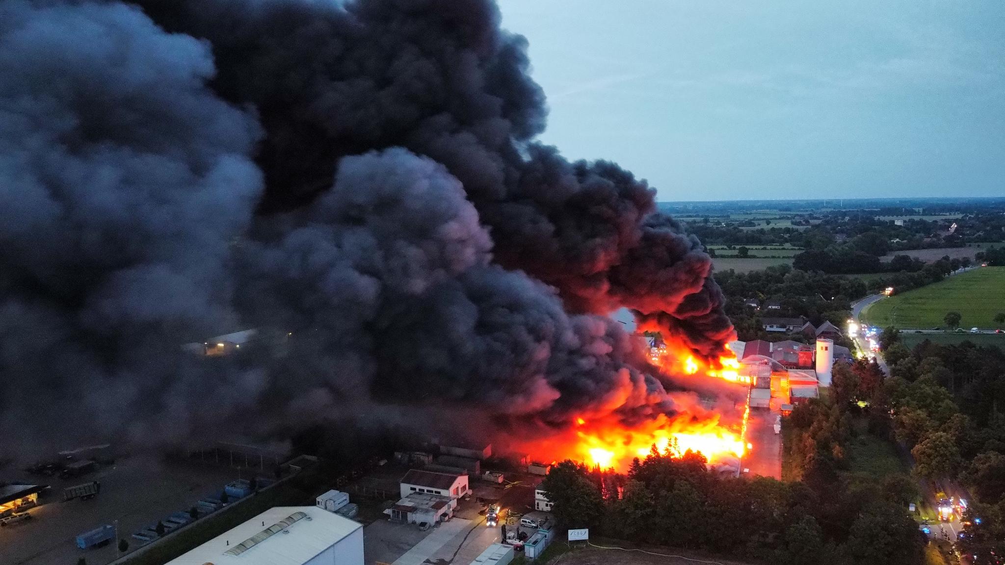 Feuer in Industriehalle in Niedersachsen