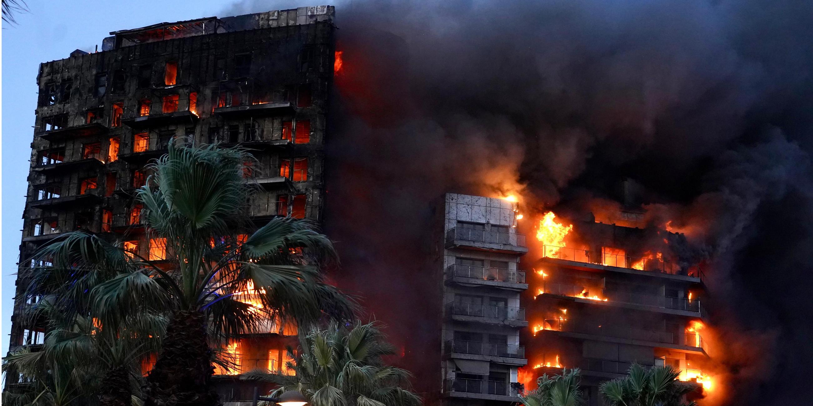 ARCHIV - 22.02.2024, Spanien, Valencia: Flammen zerstören ein Hochhaus im Stadtteil Campanar. Nach Angaben des Rettungsdienstes brach das Feuer in einer Wohnung im vierten Stock aus und breitete sich rasend schnell aus. 
