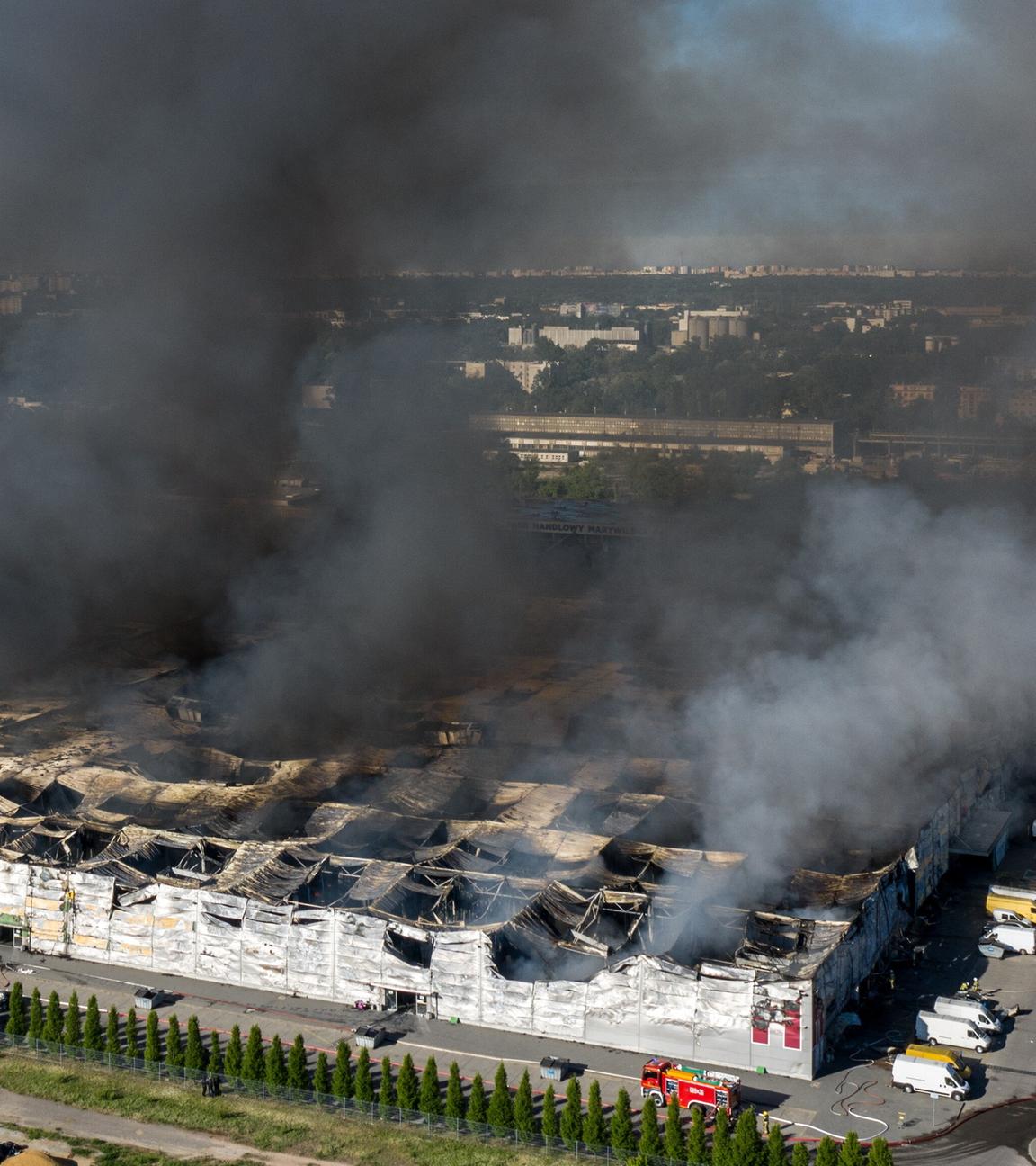 Polen, Warschau: Ein Einkaufszentrum steht in Brand. Das Einkaufszentrum ist nahezu komplett niedergebrannt.