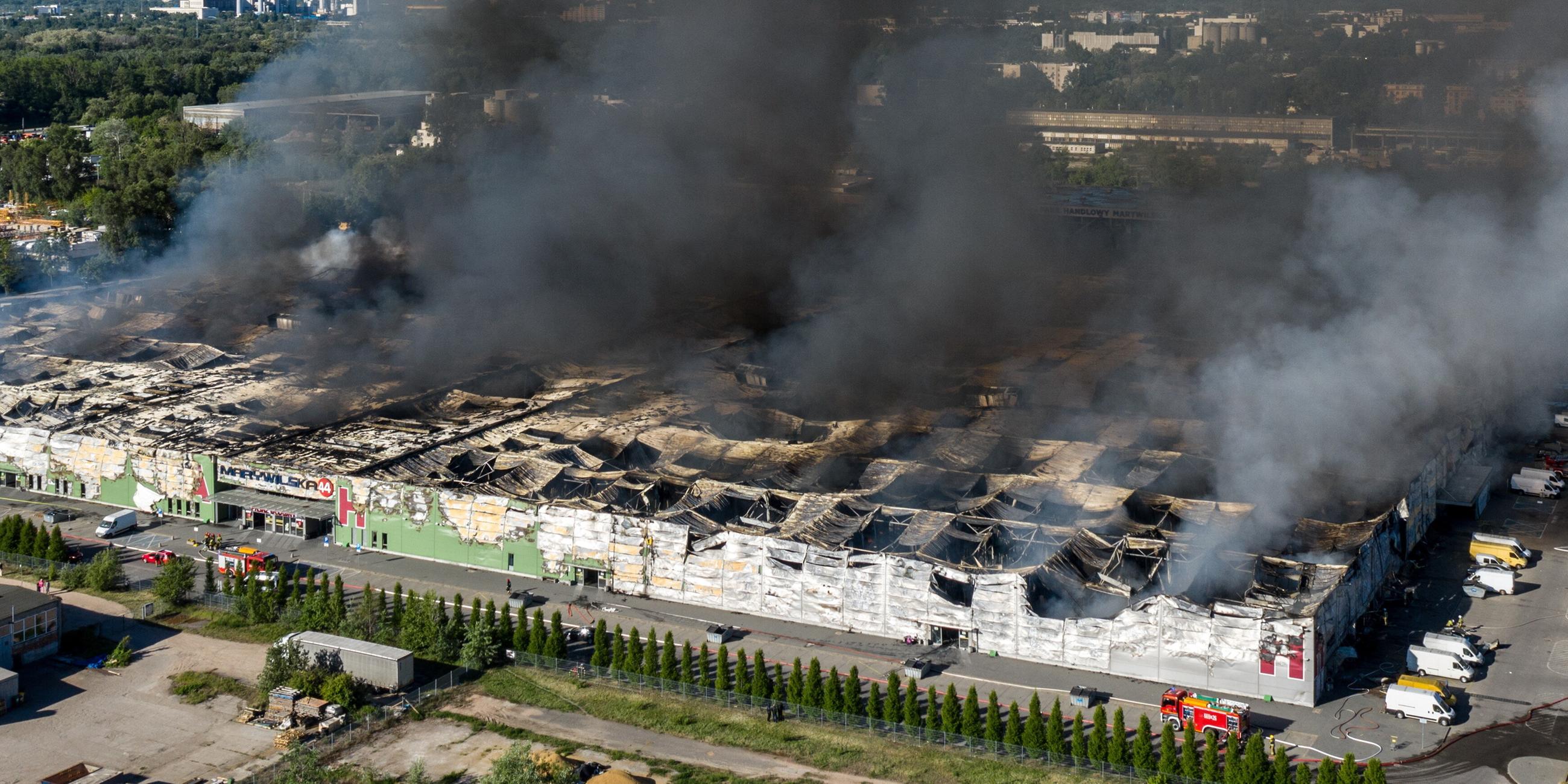 Polen, Warschau: Ein Einkaufszentrum steht in Brand. Das Einkaufszentrum ist nahezu komplett niedergebrannt.