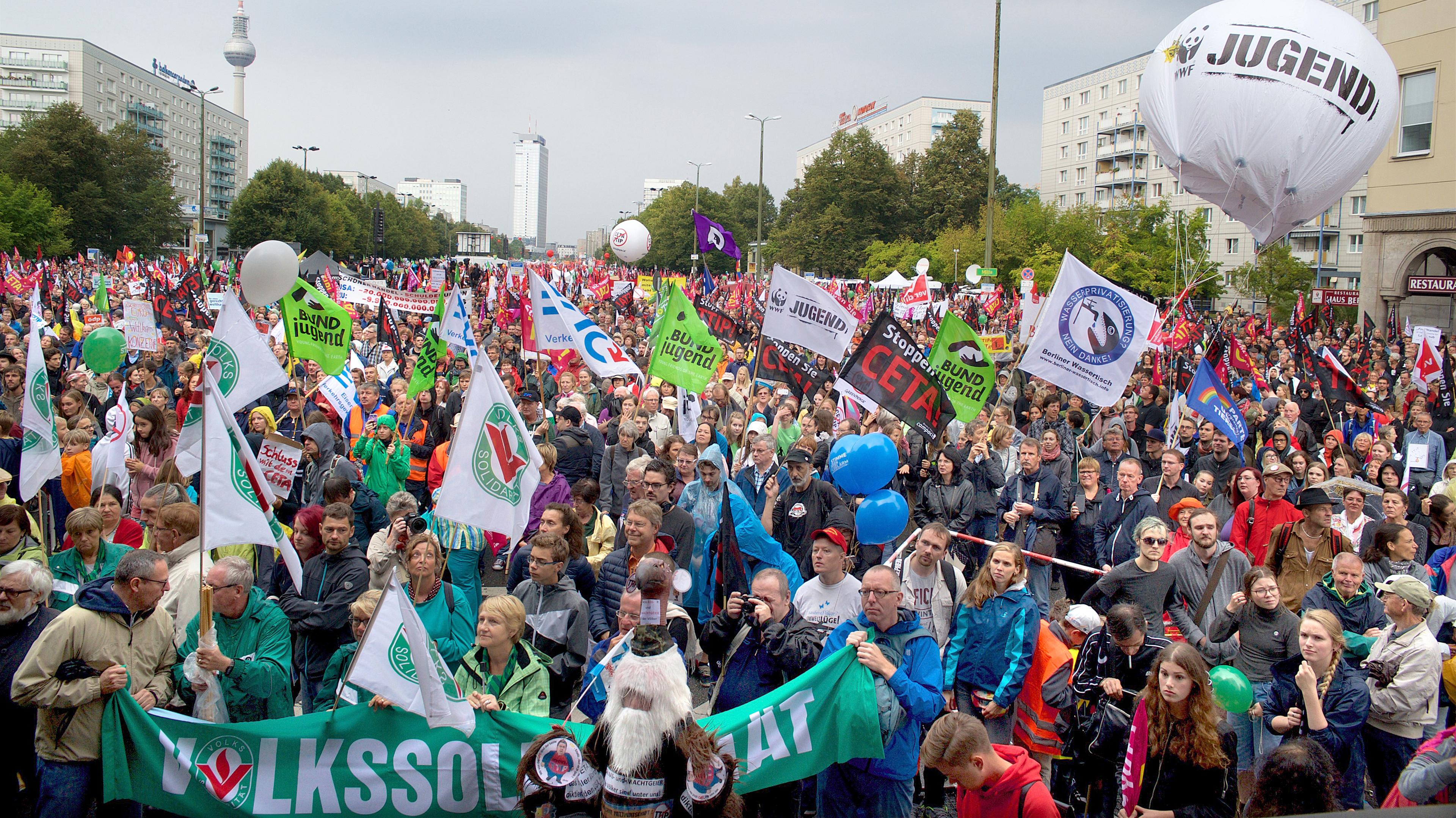 In sieben deutschen Staedten sind am Samstag (17.09.2016) Hunderttausende Gegner der geplanten Freihandelsabkommen mit den USA und Kanada, TTIP und Ceta, auf die Strasse gegangen.