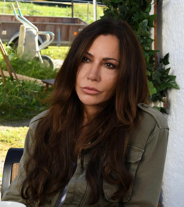 Katja (Simone Thomalla, r.) berät Heidrun Niedermayer (Catalina Navarro Kirner, l.) bei einer schwierigen Entscheidung.