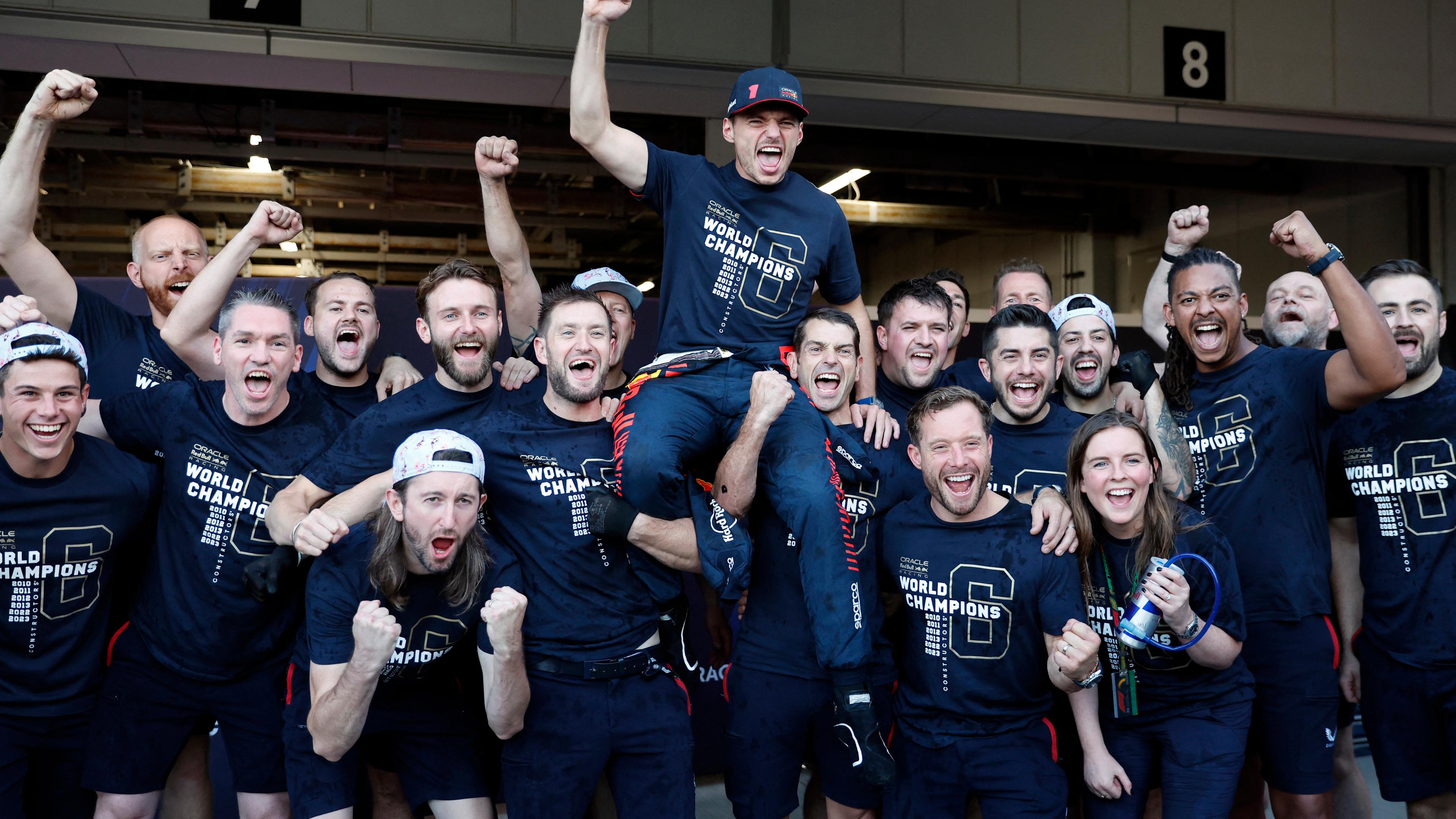 Max Verstappen von Red Bull feiert nach dem Gewinn der Konstrukteursmeisterschaft mit seinen Teamkollegen 