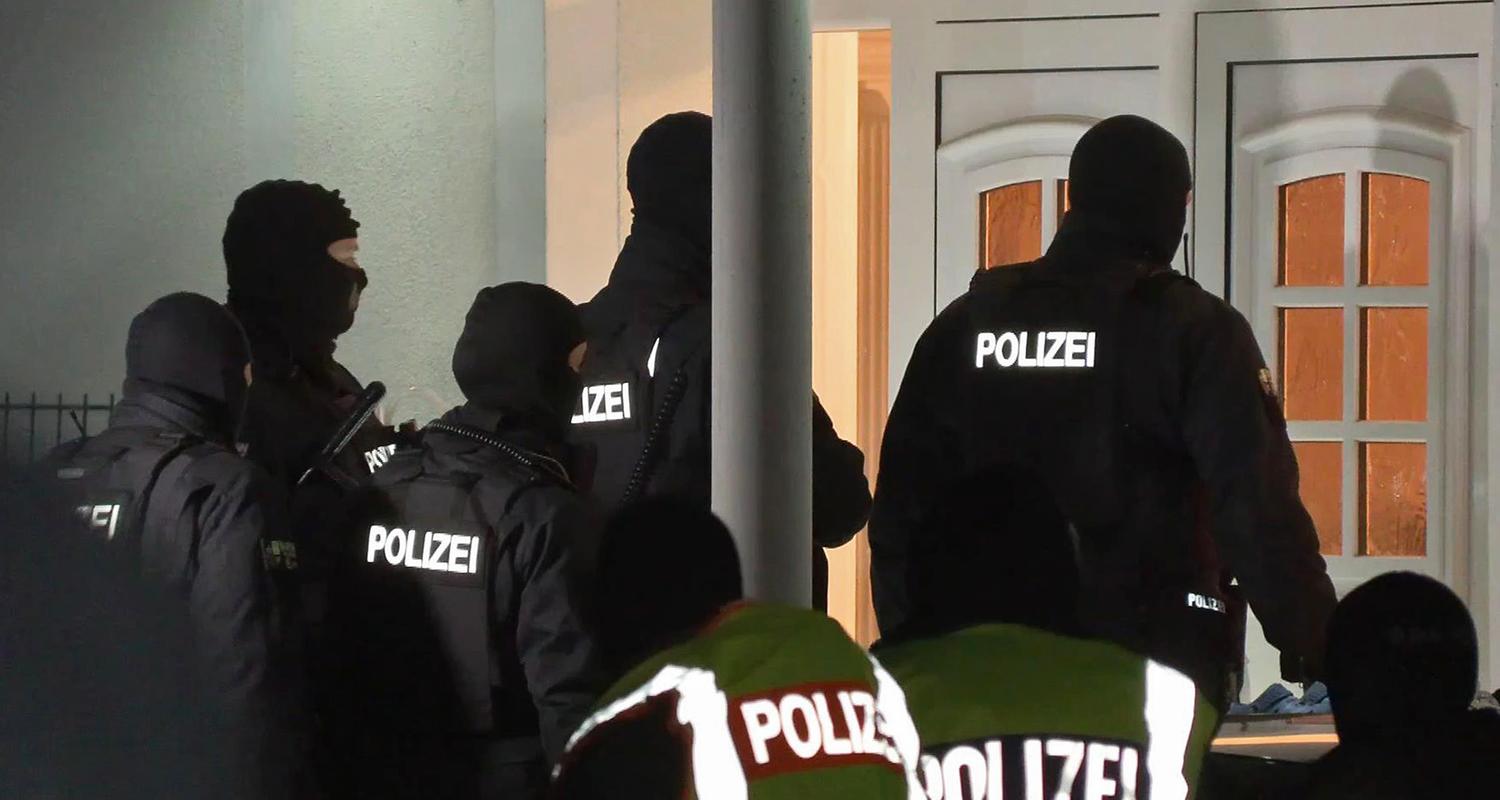 Polizisten dringen im Rahmen einer groß angelegten Razzia in ein Haus ein, aufgenommen am 14.12.2022 in Solingen