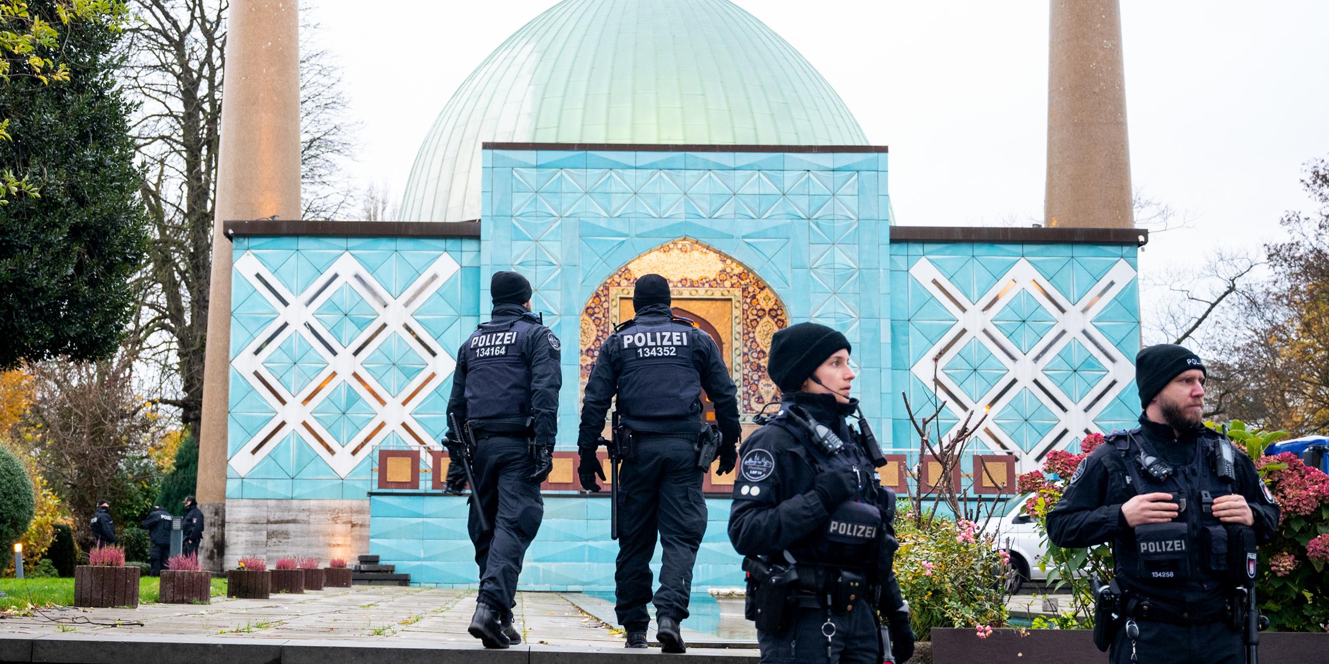 Einsatzkräfte der Polizei stehen während einer Razzia beim islamischen Zentrum Hamburg vor der Imam Ali Moschee (Blaue Moschee) an der Außenalster. 