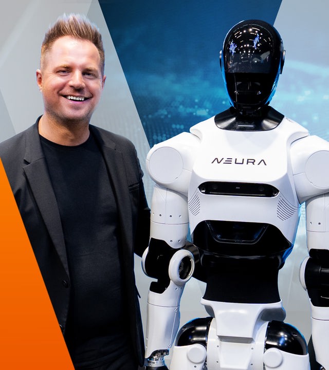 David Reger mit einem der ersten serienreifen kognitiven Roboter