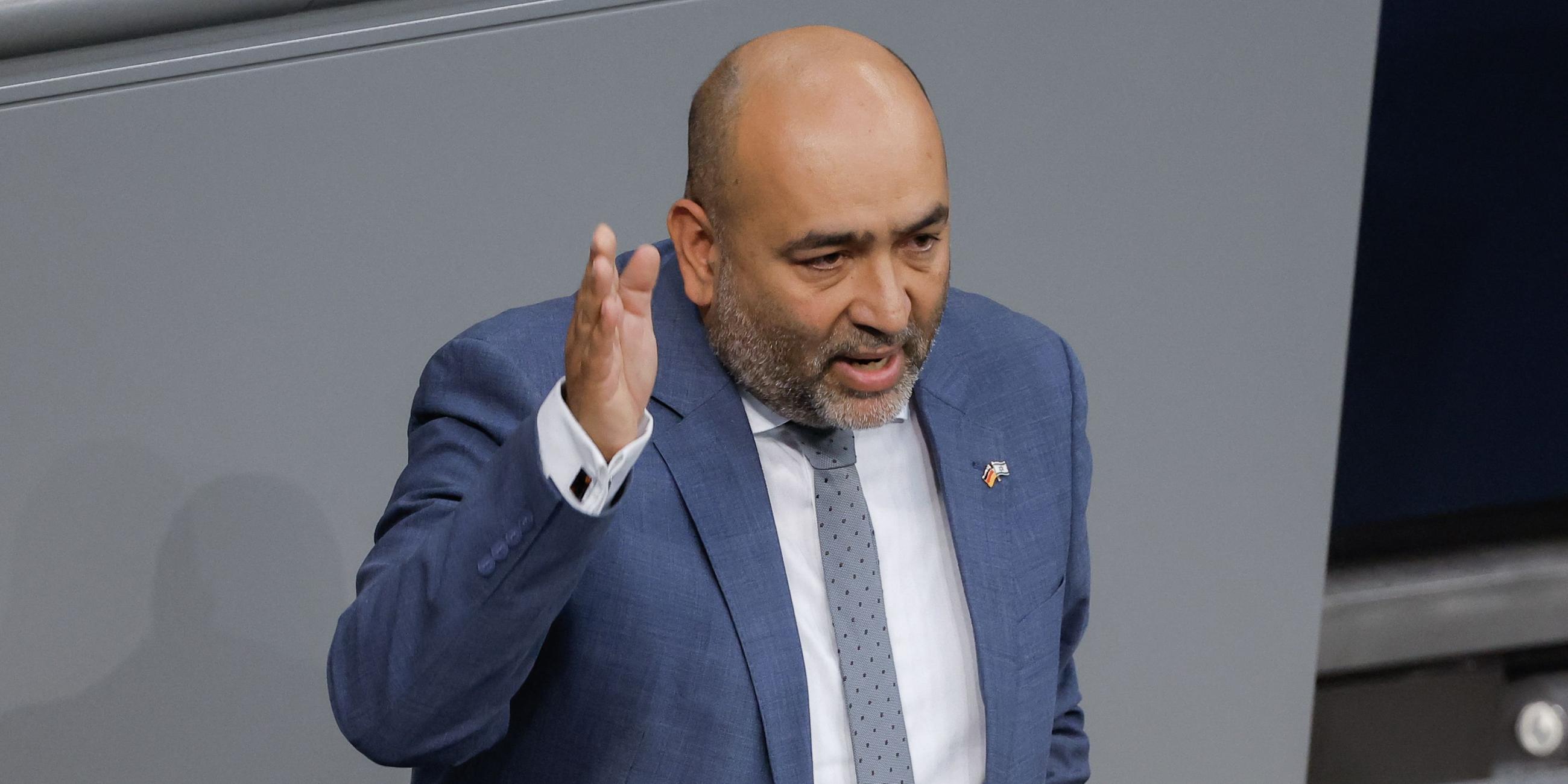 Co-Vorsitzender der deutschen Grünen, Omid Nouripour spricht und gestikuliert mit erhobener Hand an einem Rednerpult im Bundestag.