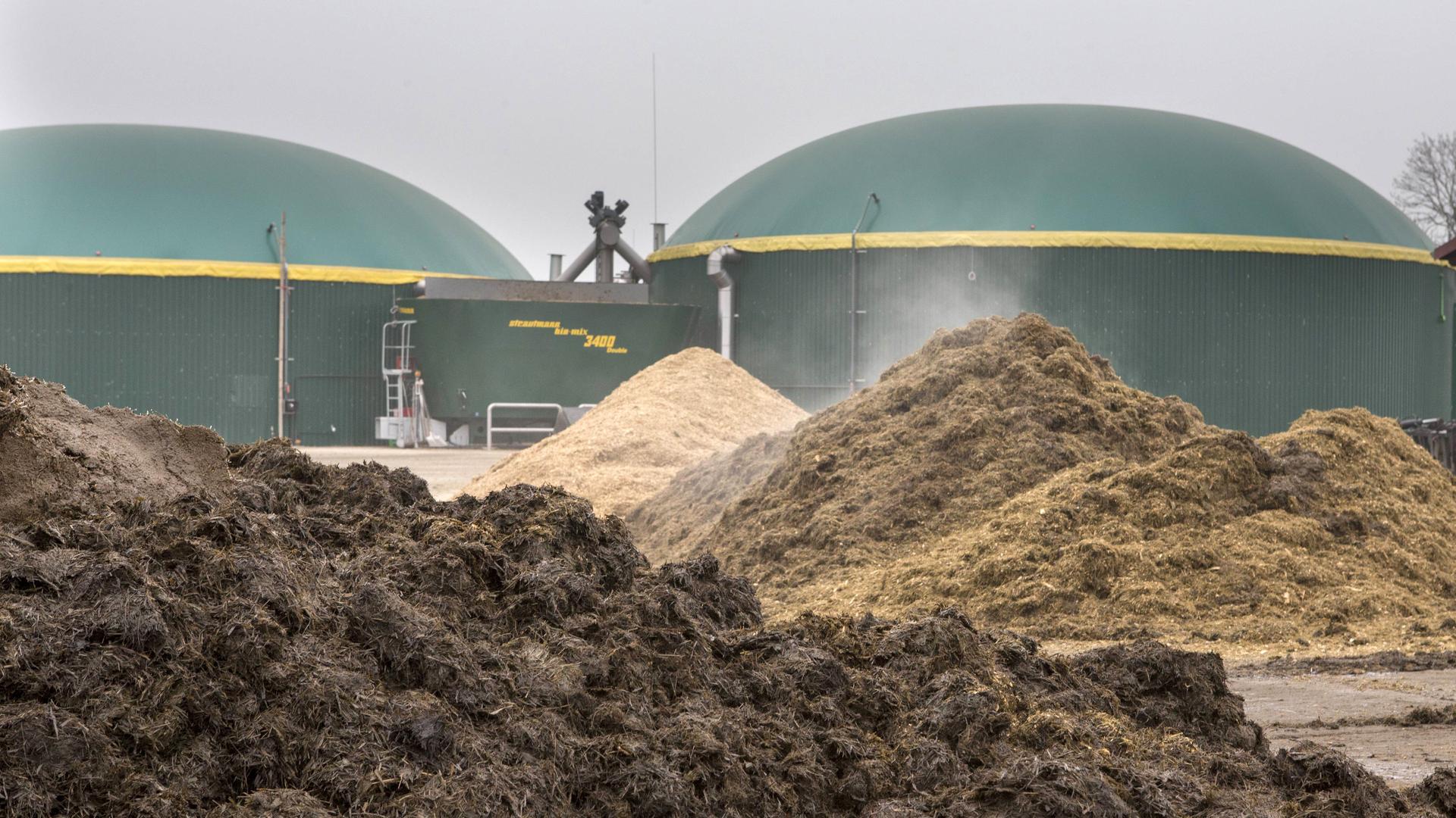Biogasanlage des Rhinmilchverbundes in Hakenberg bei Fehrbellin mit Dung- und Futterrestehaufen zur Einspeisung in die Anlage