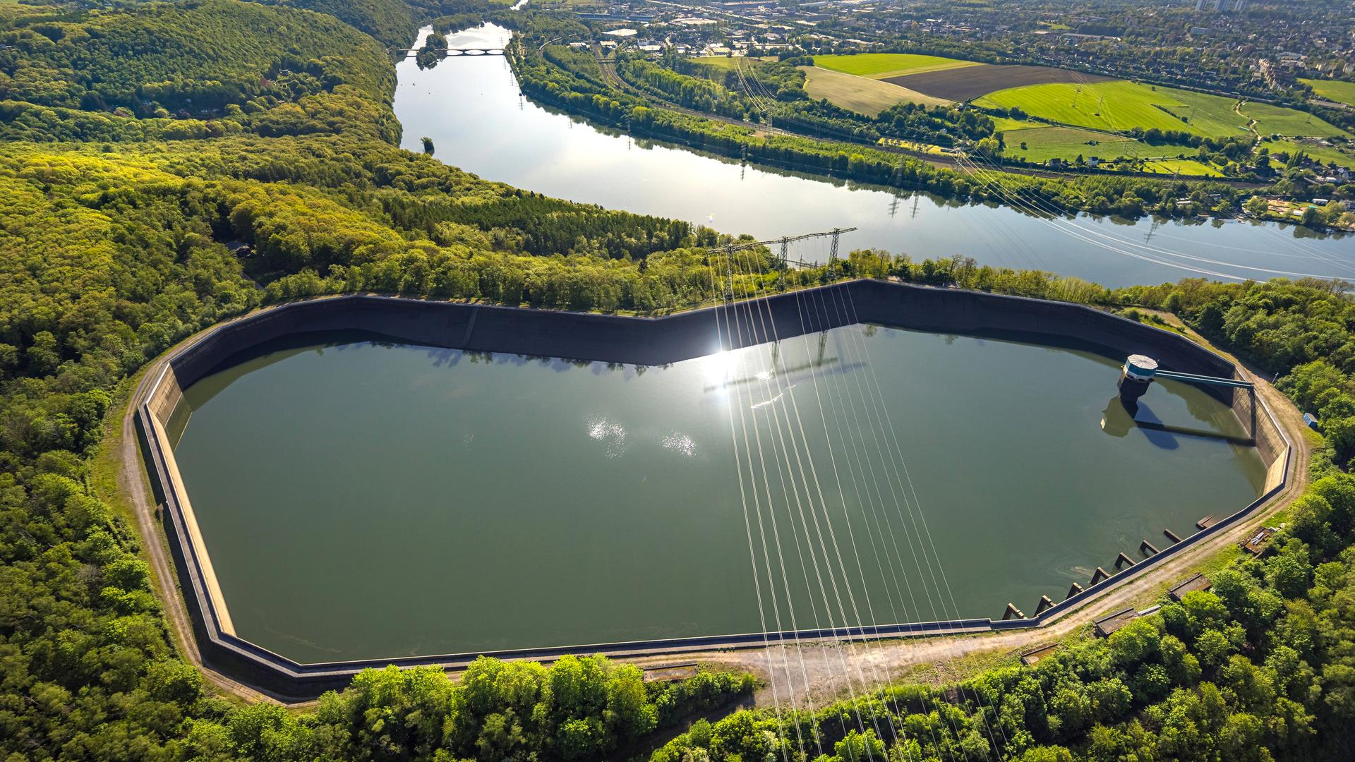 Speicherbecken eines Pumpspeicherkraftwerks